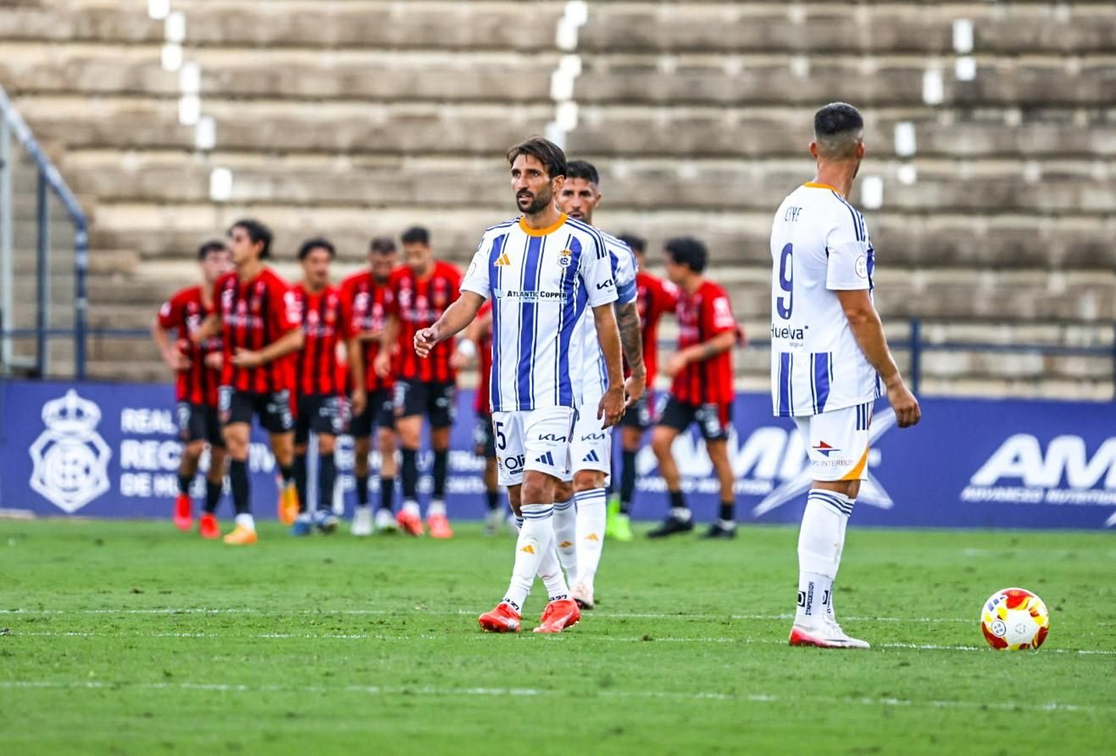 Los jugadores pontaneses, al fondo, celebran el gol de Tommy Montenegro.