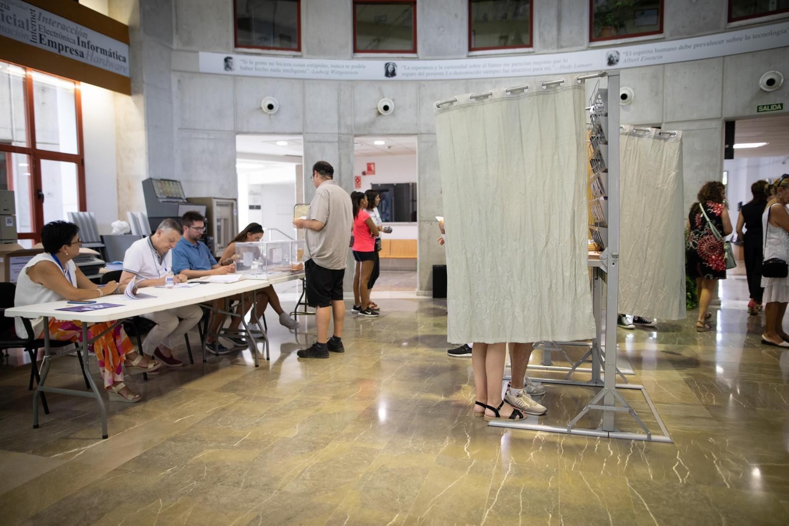 Fotos: Así están siendo las colas en los colegios electorales de Granada