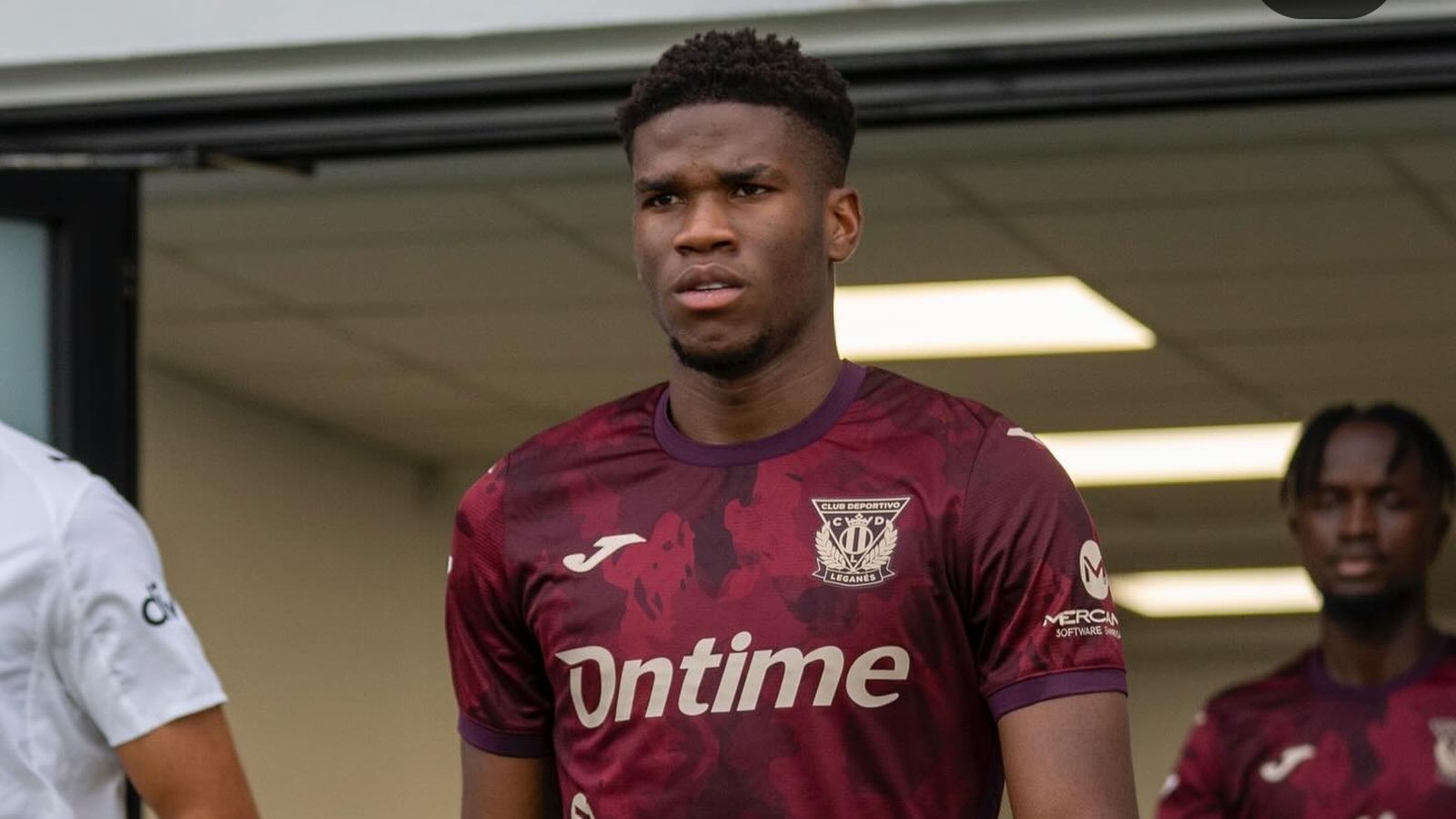 Marvel sale al campo en un partido con el Leganés.