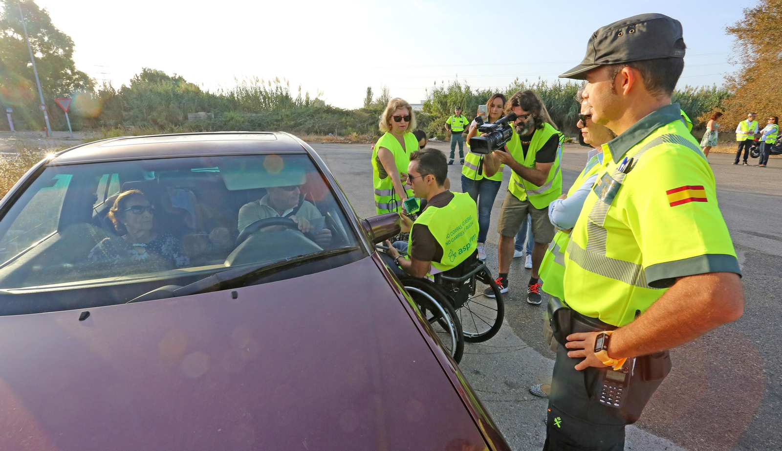 Ricardo Niebla dialoga ayer con dos personas en un momento de la campaña de concienciación iniciada el pasado lunes.