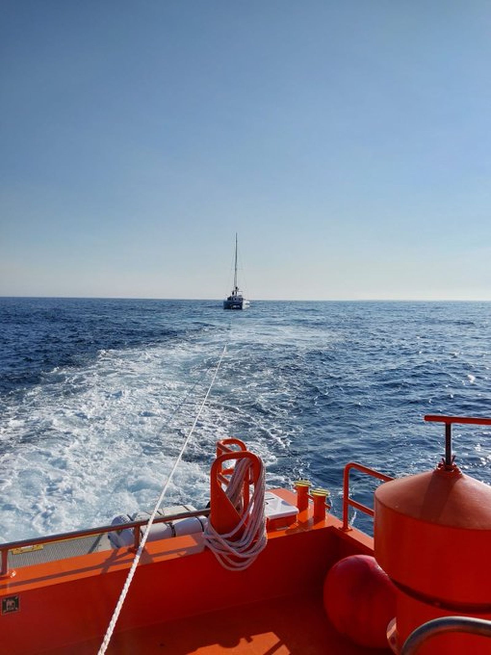 Salvamento Marítimo rescató a la embarcación tras una interacción con orcas en Barbate.
