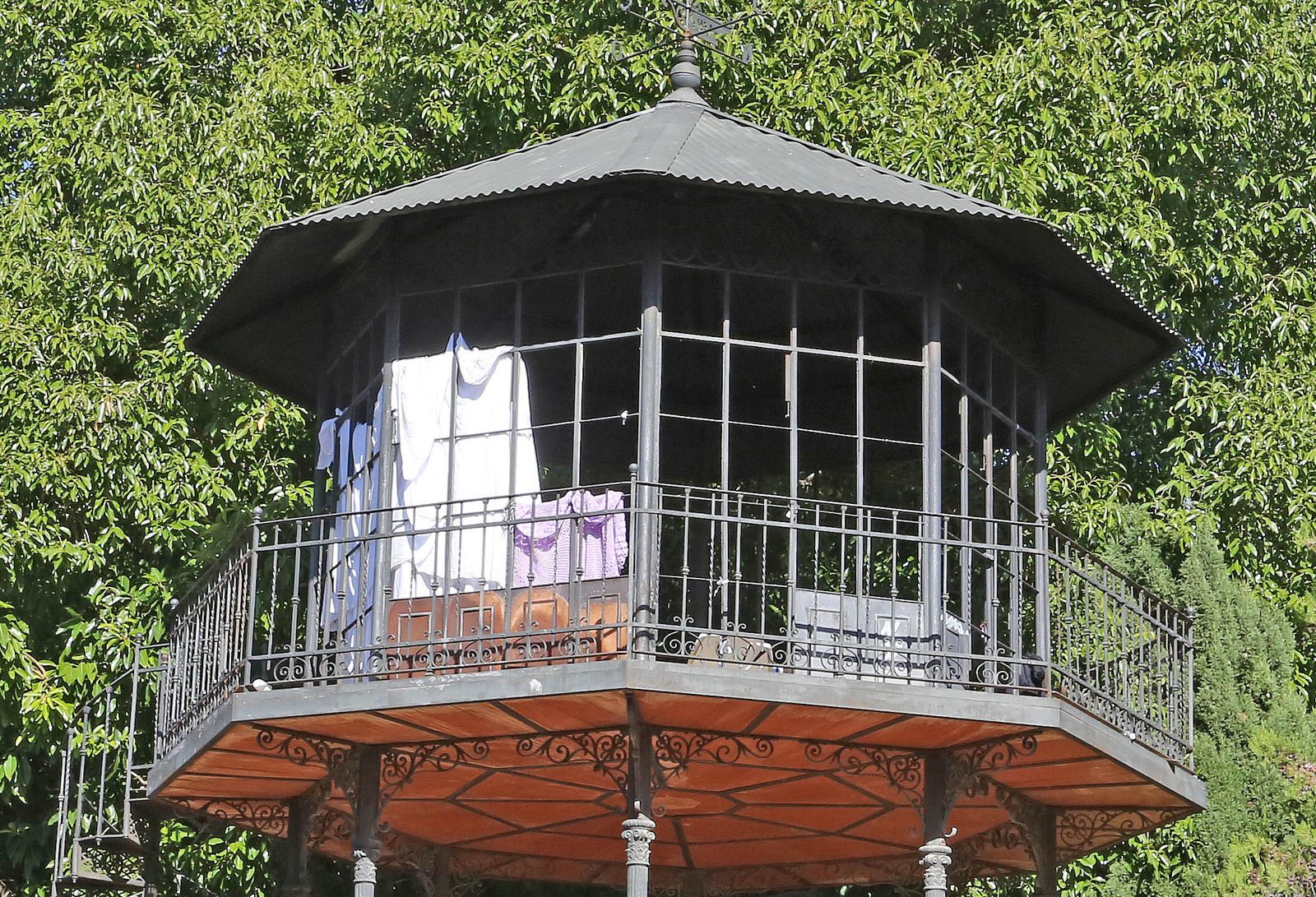 El mirador de la Alameda Vieja, con ropa y enseres tras haber sido okupado.