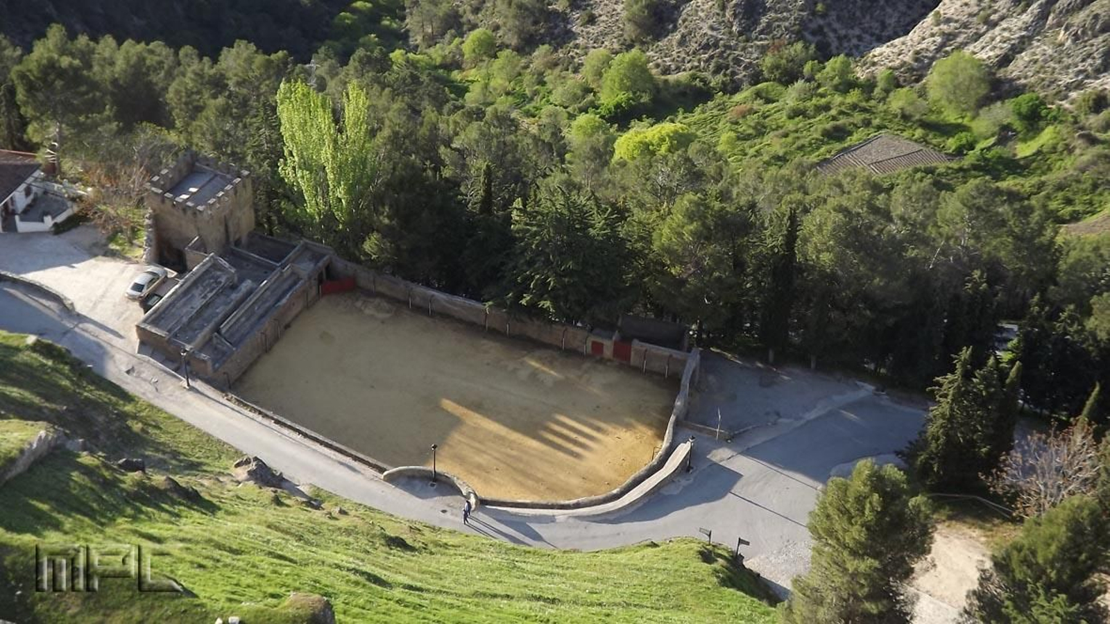 La forma de esta plaza de toros y la ausencia de gradas al uso la hace singular.