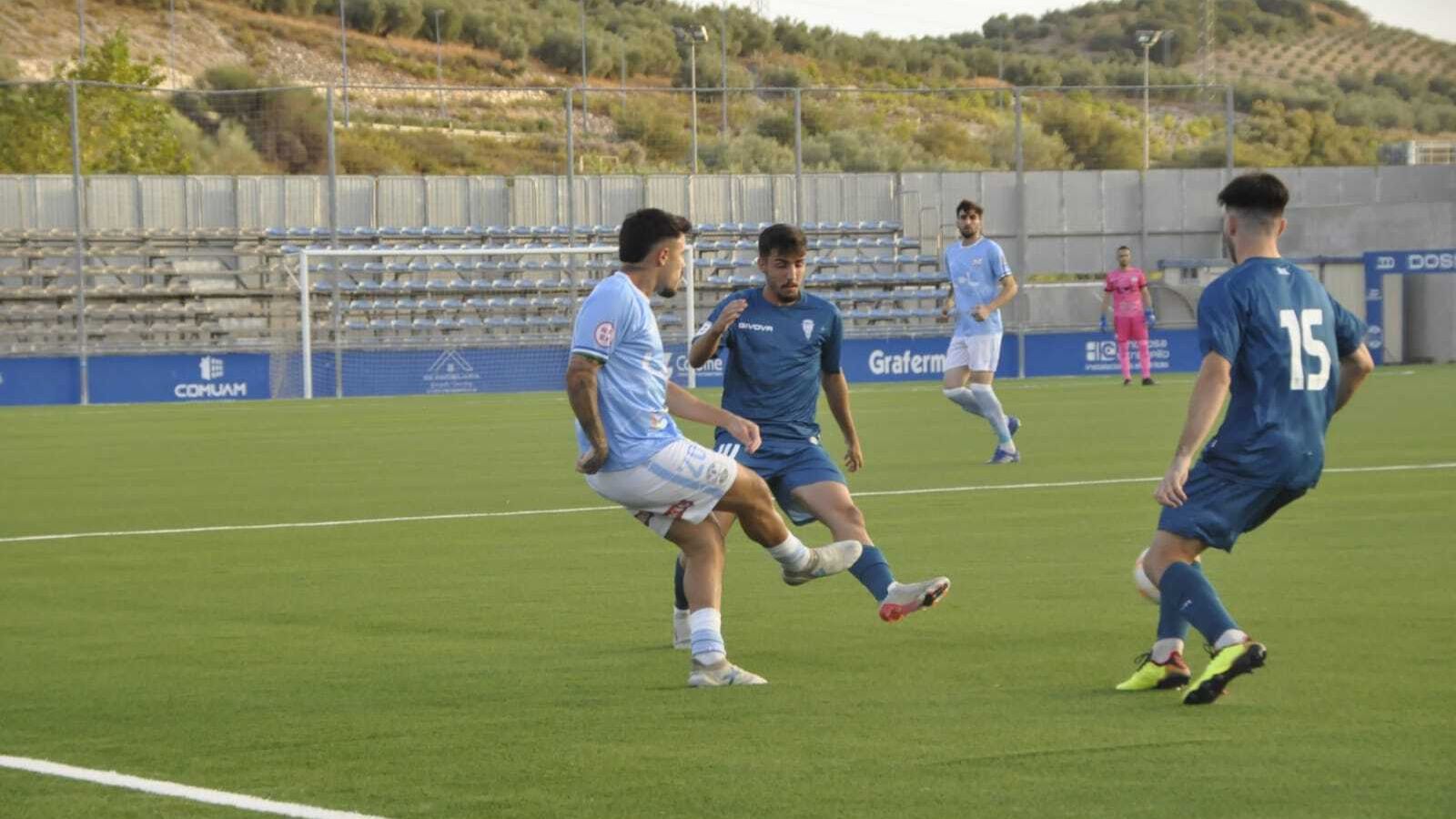 Viedma es presionado por Abreu y Marc Esteban.