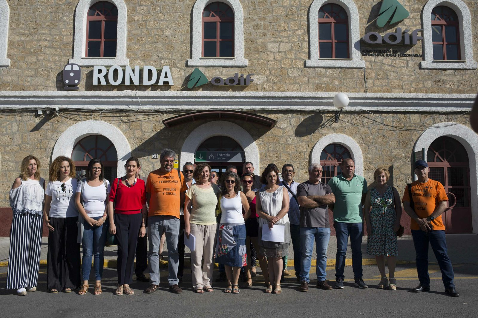 Integrantes de la plataforma por un tren digno