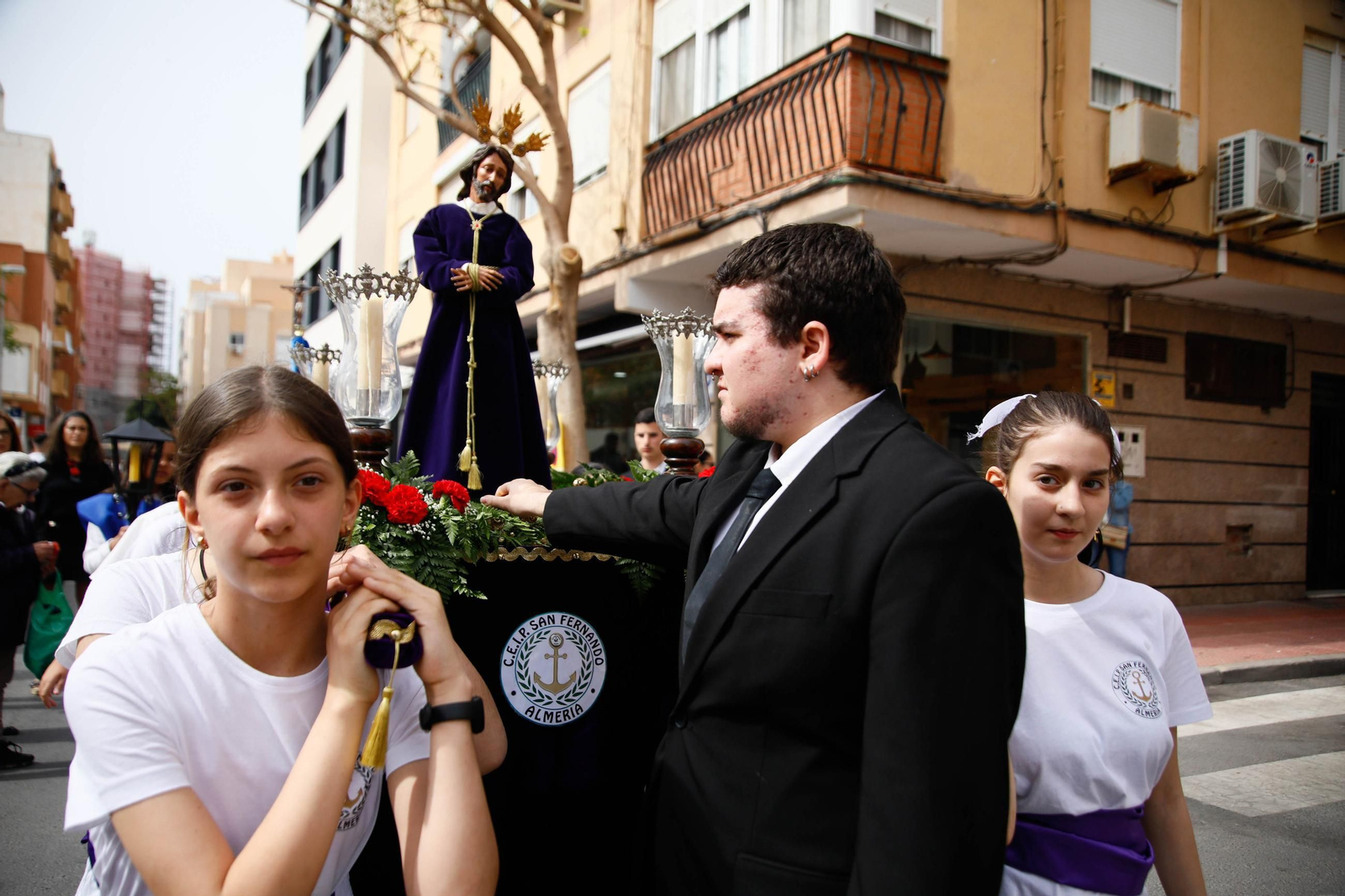Las imágenes del CEIP San Fernando de El Zapillo de la ciudad de Almería en procesión en el viernes de dolores