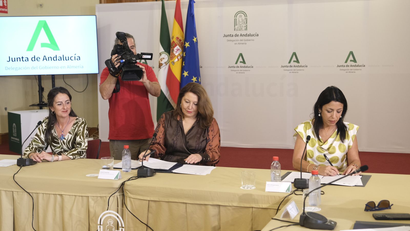 Imágenes de la firma del convenio para el impulso del Instituto Mixto de Investigación