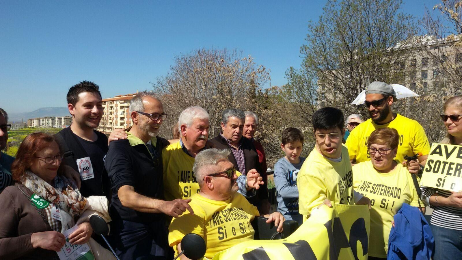 El médico Jesús Candel se cambió ayer la camiseta para luchar junto a la Marea Amarilla por el AVE soterrado.
