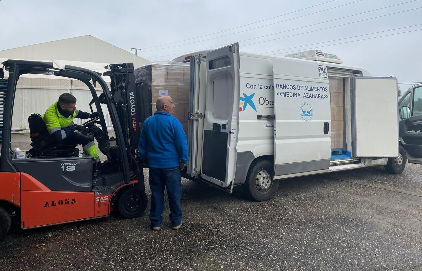 Un momento de la entrega de la donación.