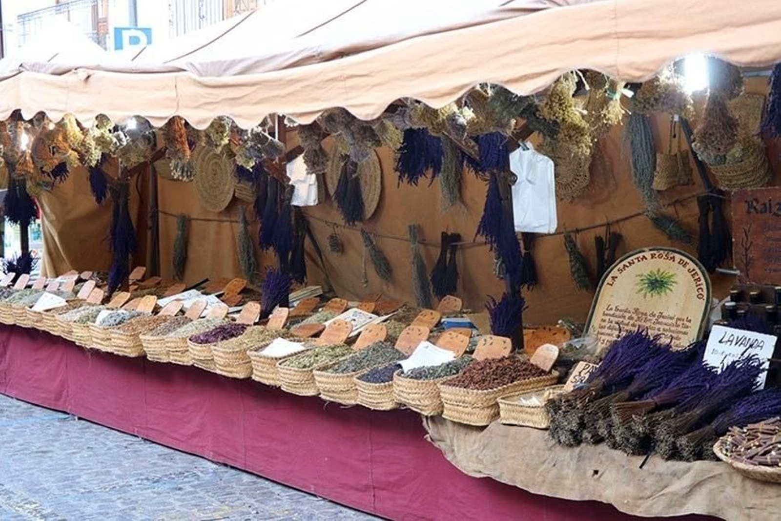 Encontrarás puestos de artesanía y de gastronomía para todos los gustos.