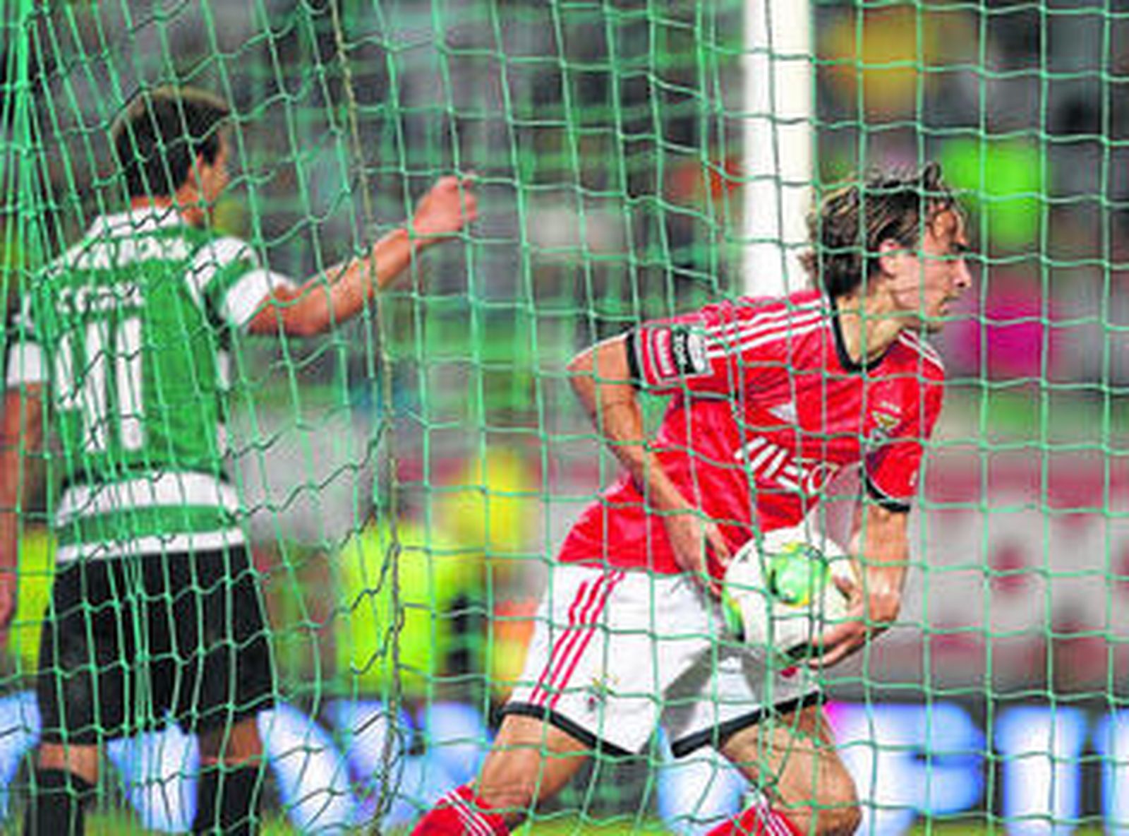 Markovic, tras marcar con el Benfica, ayer.