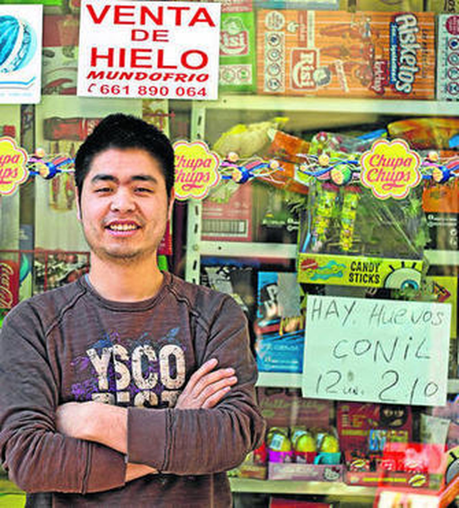 Un ciudadano chino en la puerta de su establecimiento, en la calle Acacias.