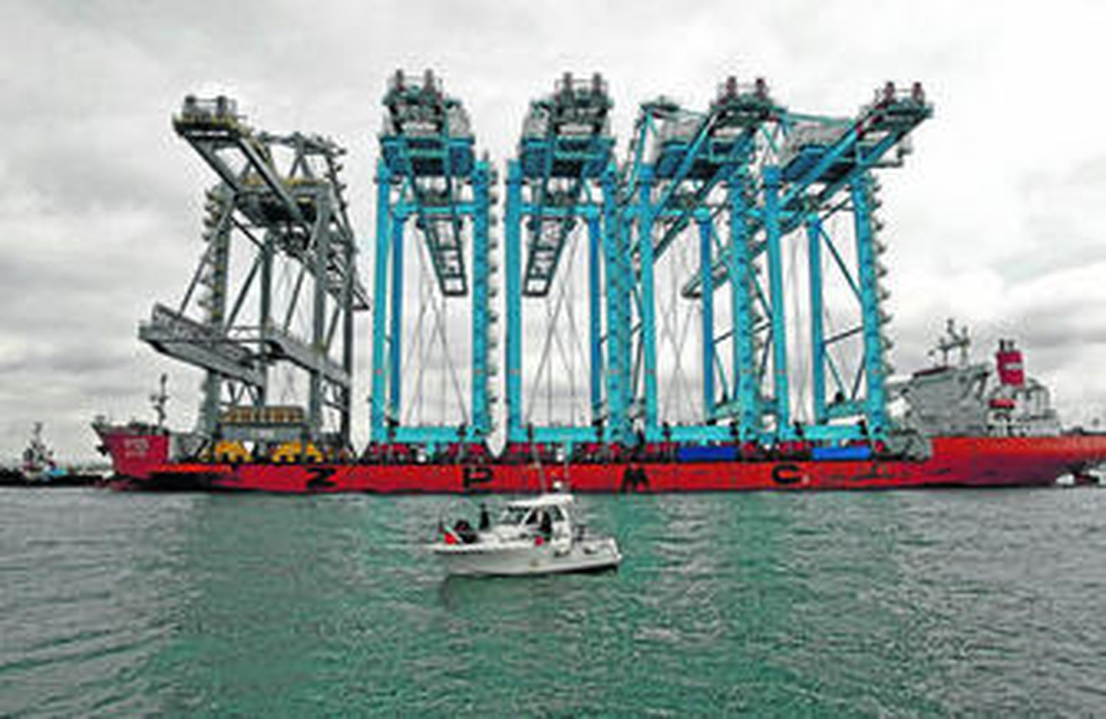 Un momento de la visita, donde se da cuenta del proceso de transformación en la planta arcense.