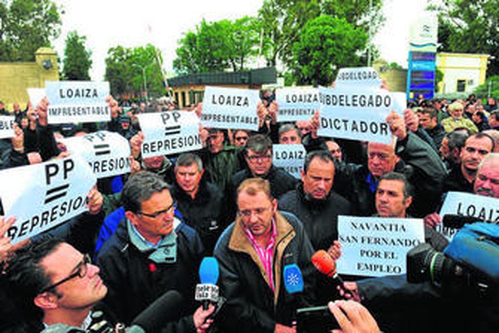 Trabajadores de la antigua Bazán, ayer, concentrados a las puertas de la factoría isleña para condenar la carga policial del martes.