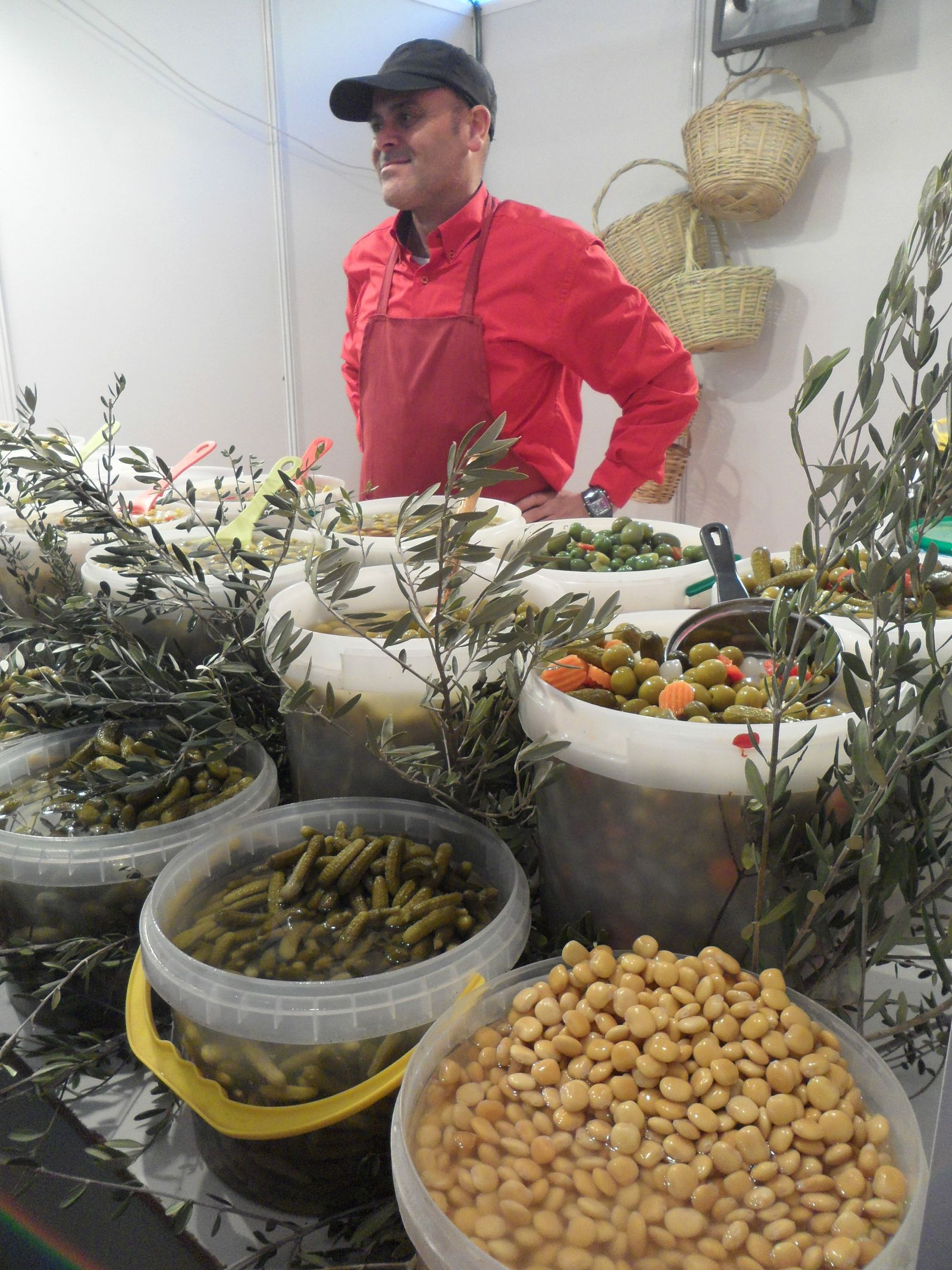 Un puesto de aceitunas ecológicas en OleoZufre.