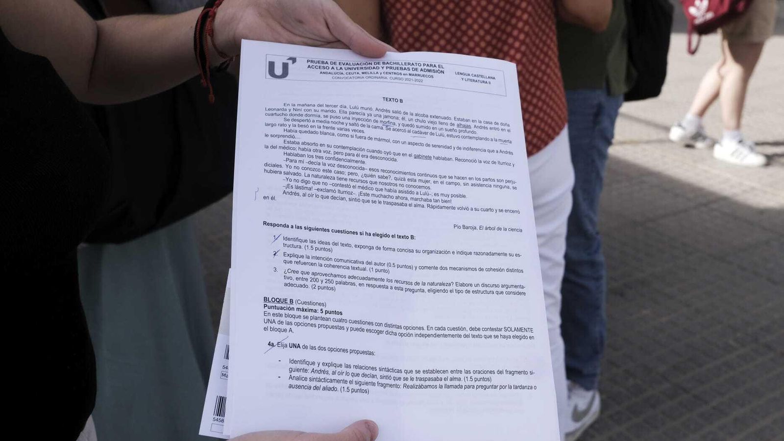 Hoja del examen de Lengua Castellana y Literatura en la Pevau 2022.