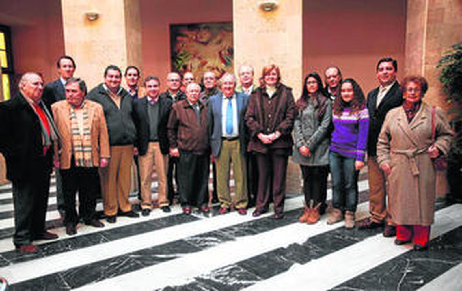 Foto de familia, a posteriori de la rueda de prensa que dio a conocer todos los datos de la cabalgata de este año, ayer en el Ayuntamiento.