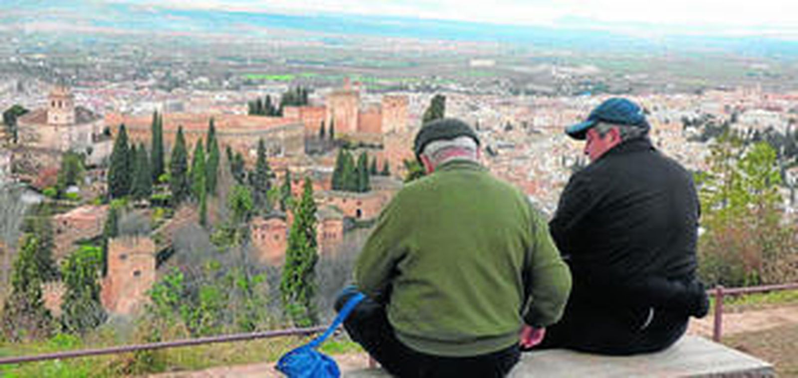 Dos jubilados contemplan la ciudad desde uno de los miradores.