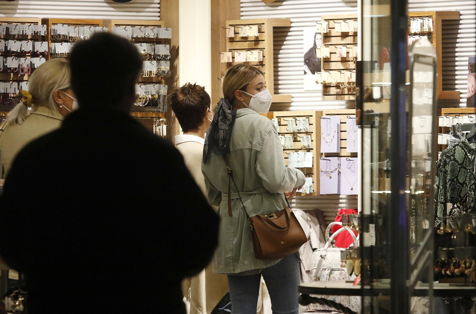 Coronavirus en Córdoba: Las fotografías de la última tarde de compras en el centro de Córdoba