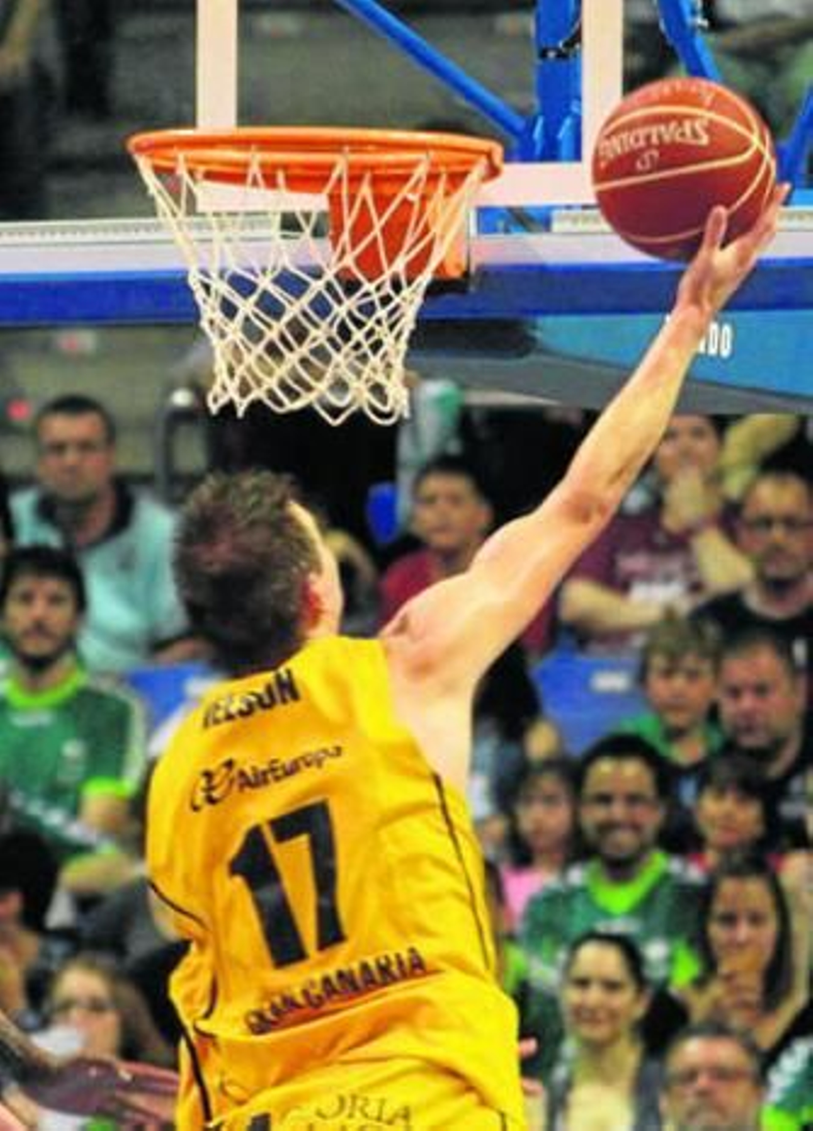 Spencer Nelson deja una bandeja en un partido en el Carpena.