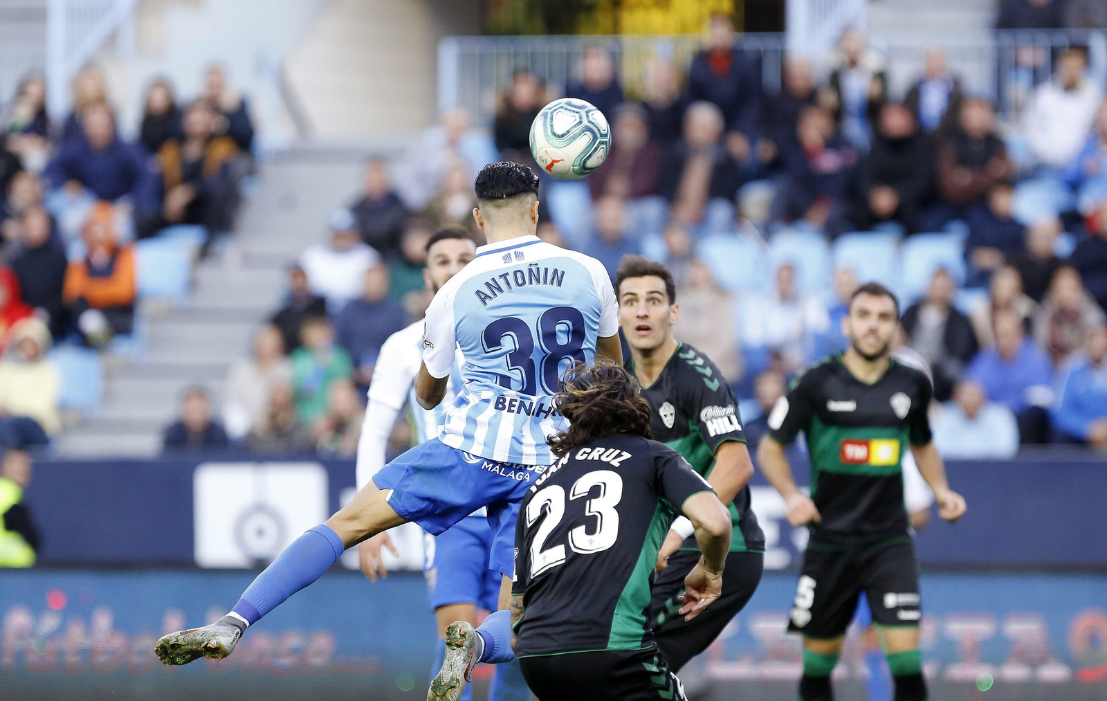Antoñín cabecea una pelota durante el partido contra el Elche en La Rosaleda. Antoñín cabecea una pelota durante el partido contra el Elche en La Rosaleda.