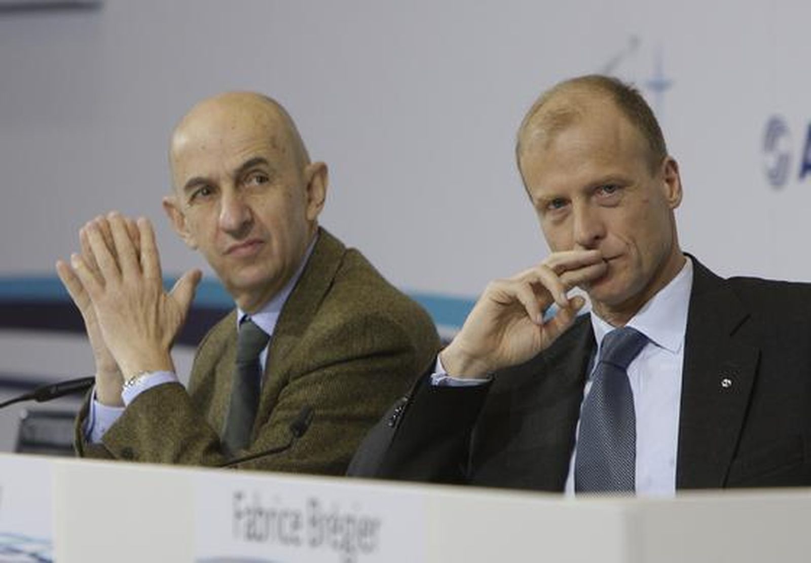 El presidente de EADS, Louis Gallois, acompañado del presidente de Airbus, Thomas Enders y el presidente de la división militar del fabricante europeo de aviones, Domingo Urena-Raso, ha fijado el 31 de enero de 2010 como fecha final para las negociaciones con los gobiernos europeos.  Foto: Agencias/ Jose Ángel García