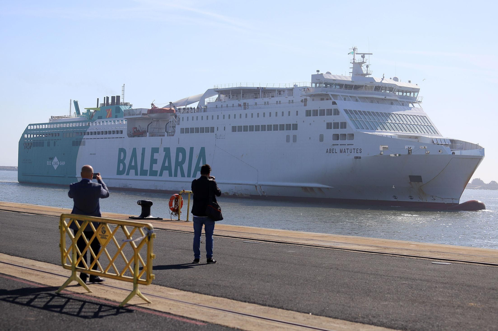 Imágenes de la llegada de un buque de Baleària al Puerto de Huelva