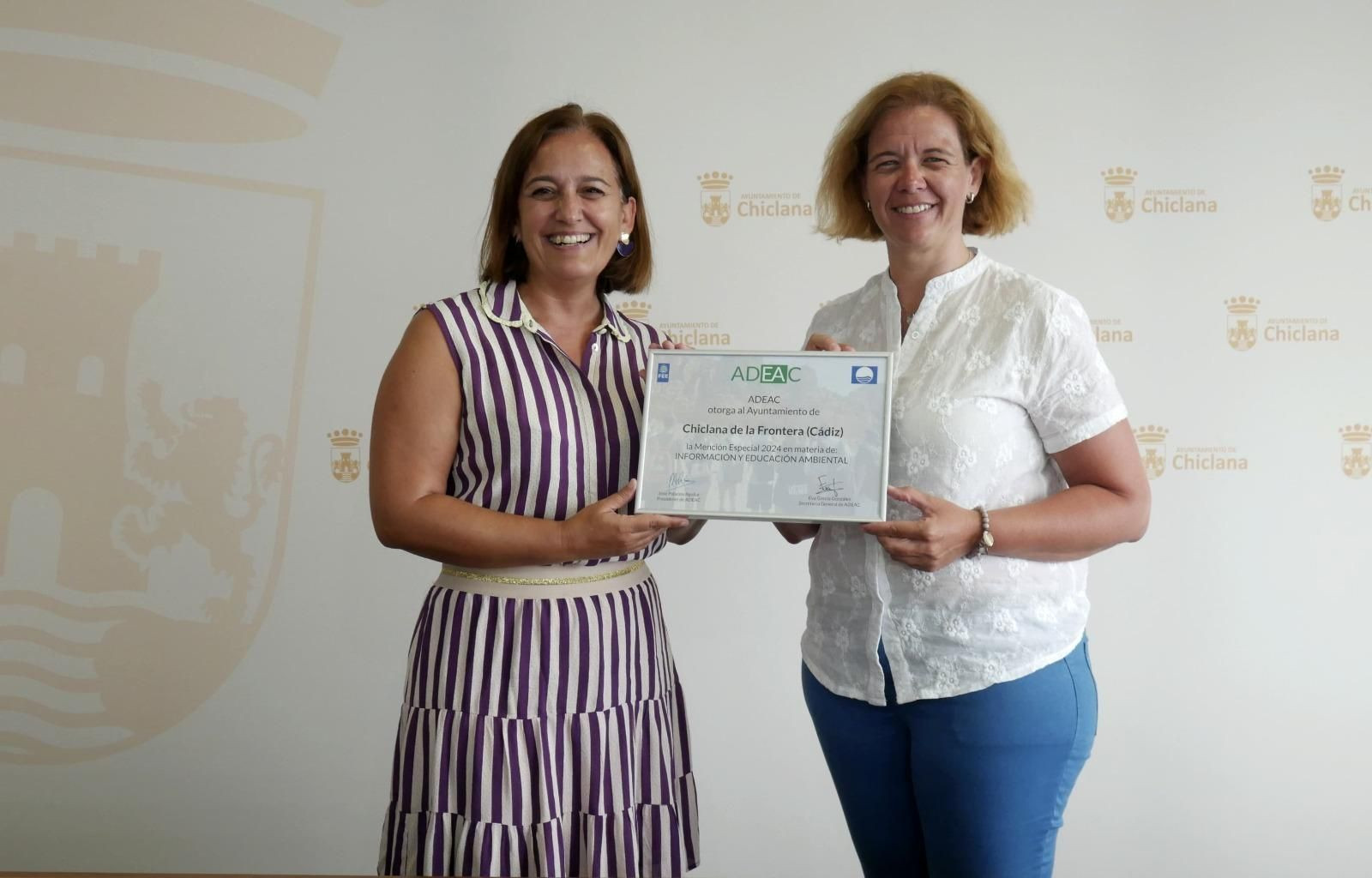 Las delegadas muestran el galardón.