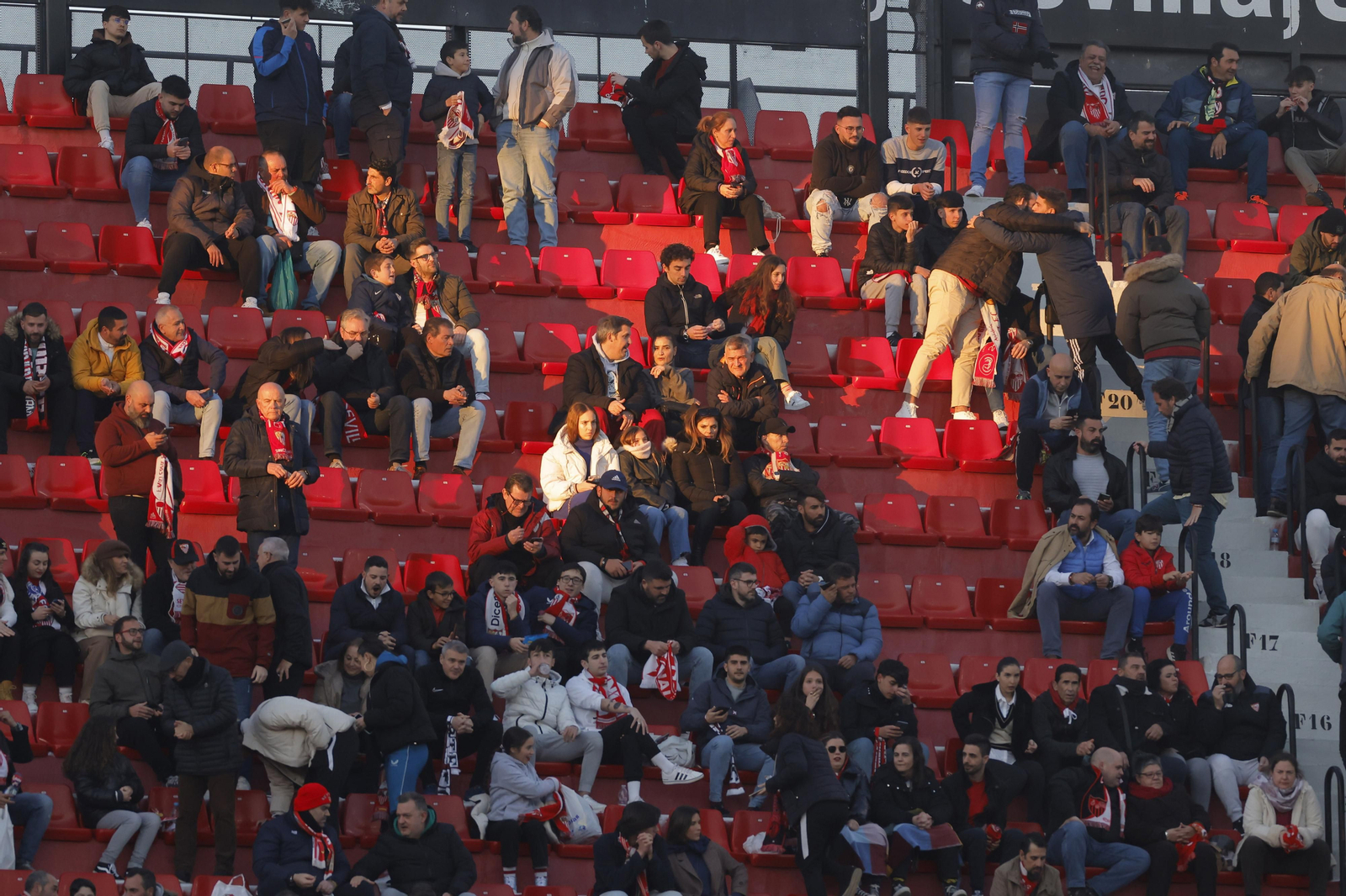 Búscate en las fotos del Sevilla-Elche