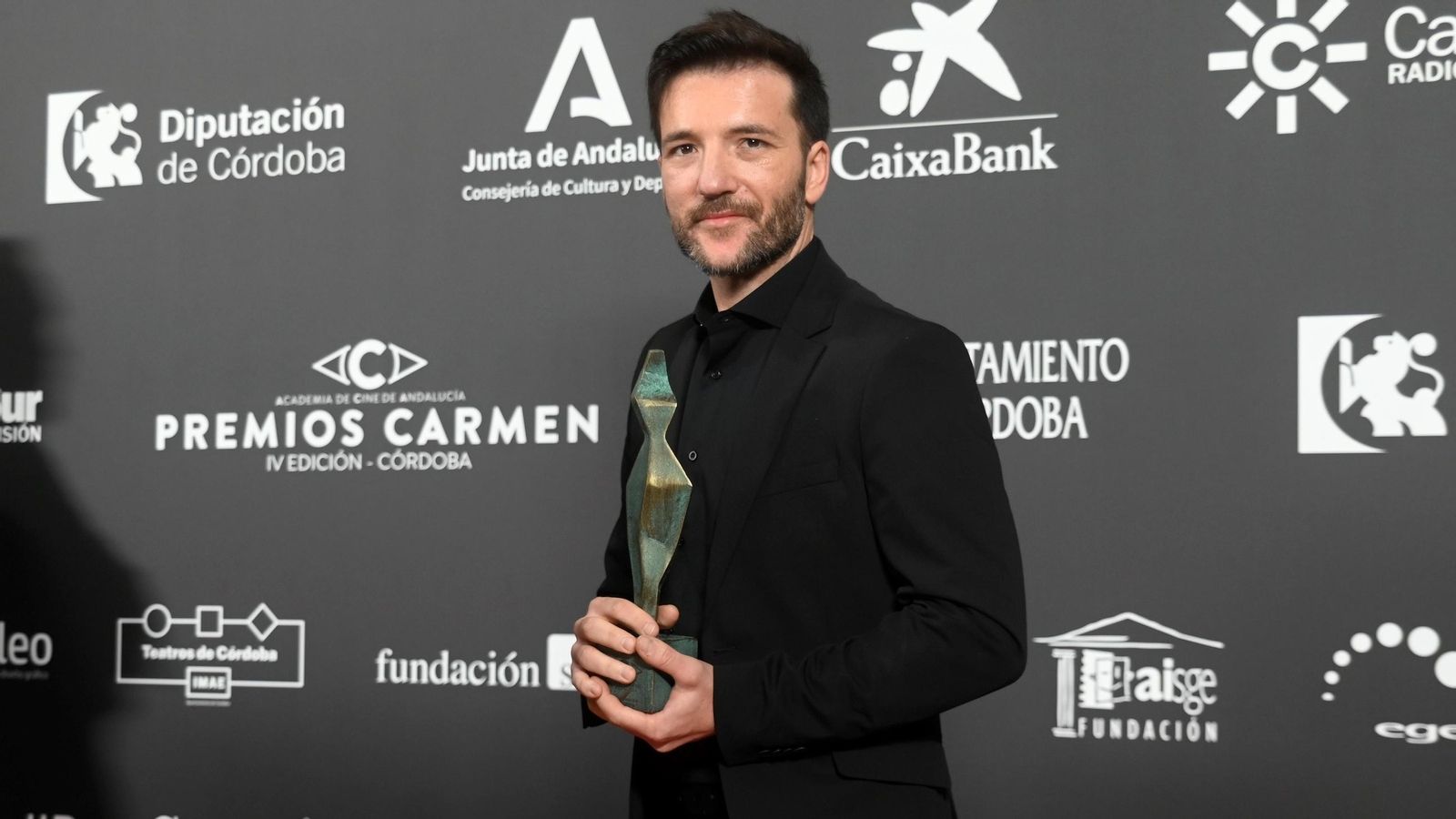 Álvaro Medina con su galardón.