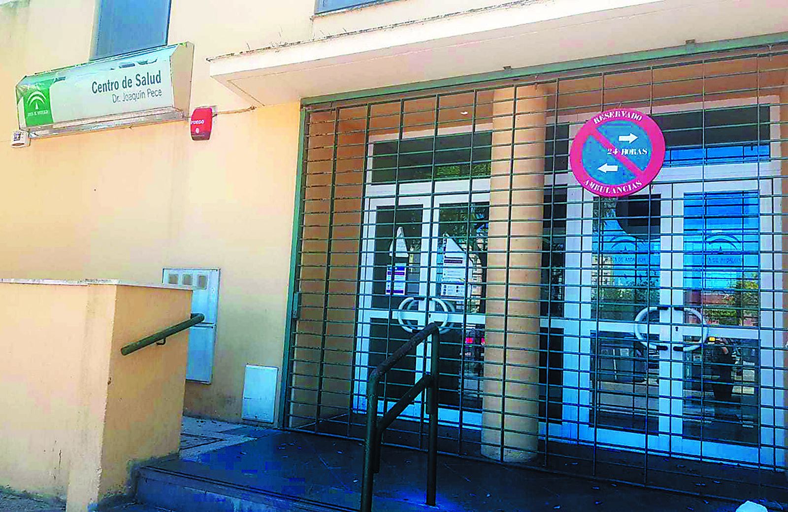 Entrada del centro de salud Joaquín Pece.