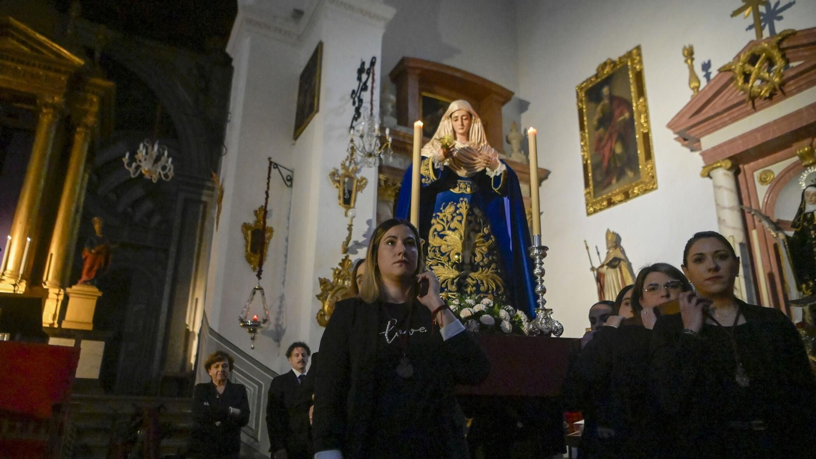 Multitudinario traslado de María Santísima de las Maravillas al paso de palio
