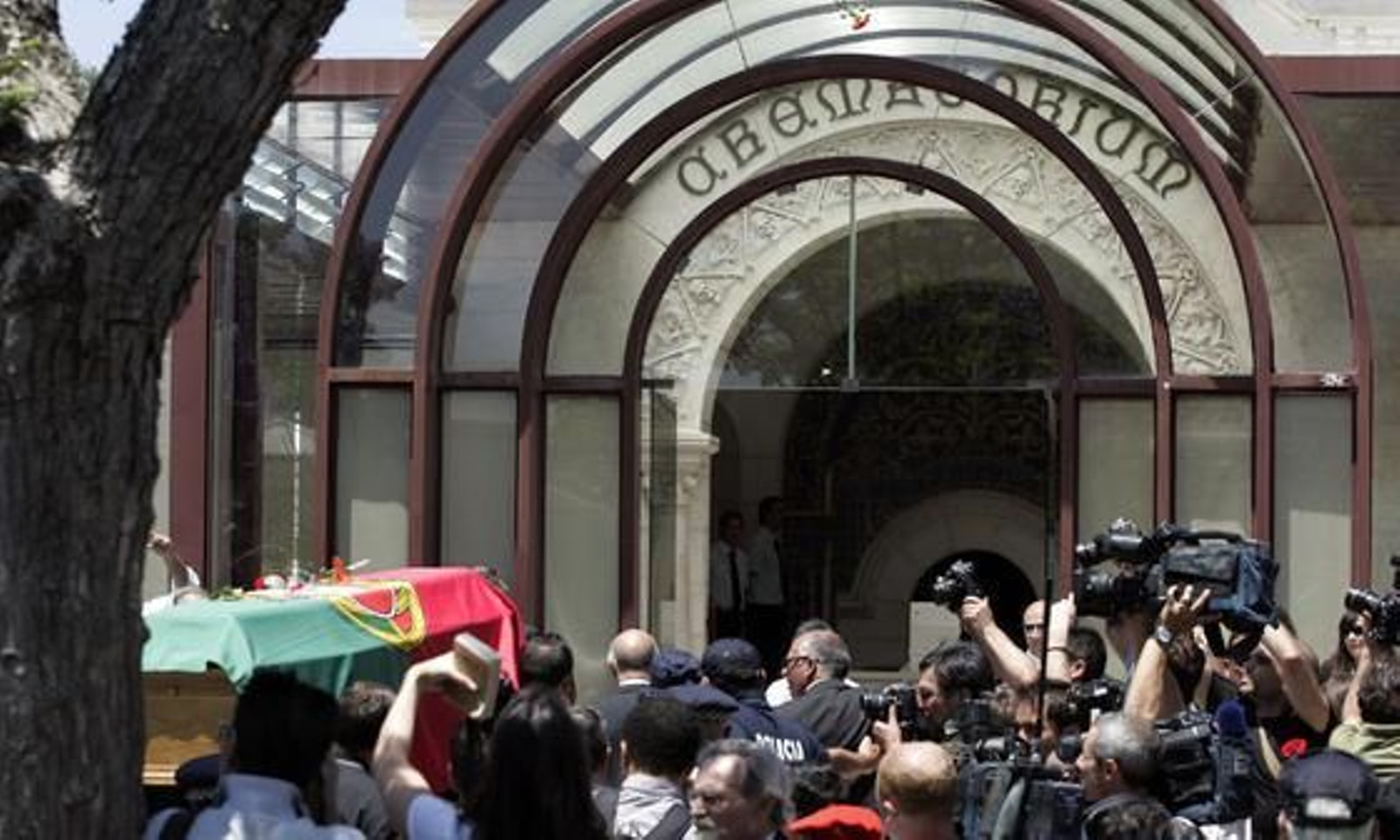 Intelectuales, políticos y cientos de portugueses se despiden del escritor.

Foto: EFE/ AFP/ Reuters