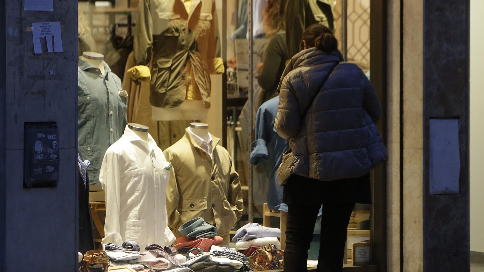 Un escaparate de tienda de moda masculina.