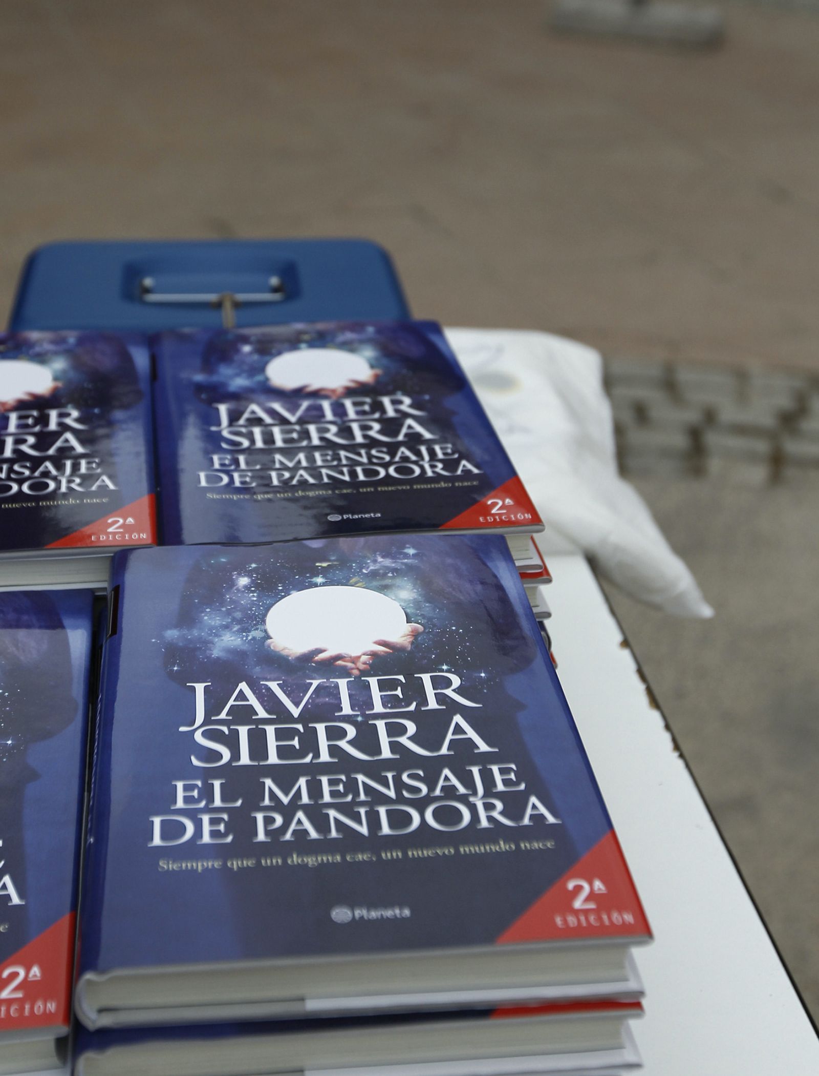 Fotogalería El Diario de los Libros, con el escritor Javier Sierra.