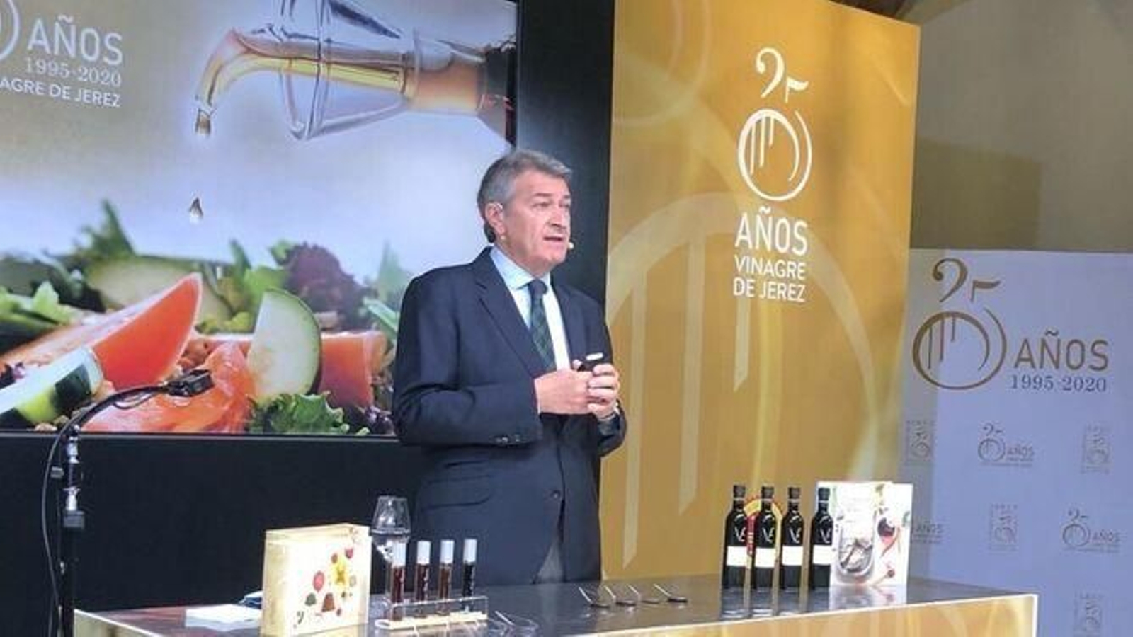 El presidente del Consejo Regulador del Vino y el Vinagre de Jerez, César Saldaña, en una acción promocional. El presidente del Consejo Regulador del Vino y el Vinagre de Jerez, César Saldaña, en una acción promocional.