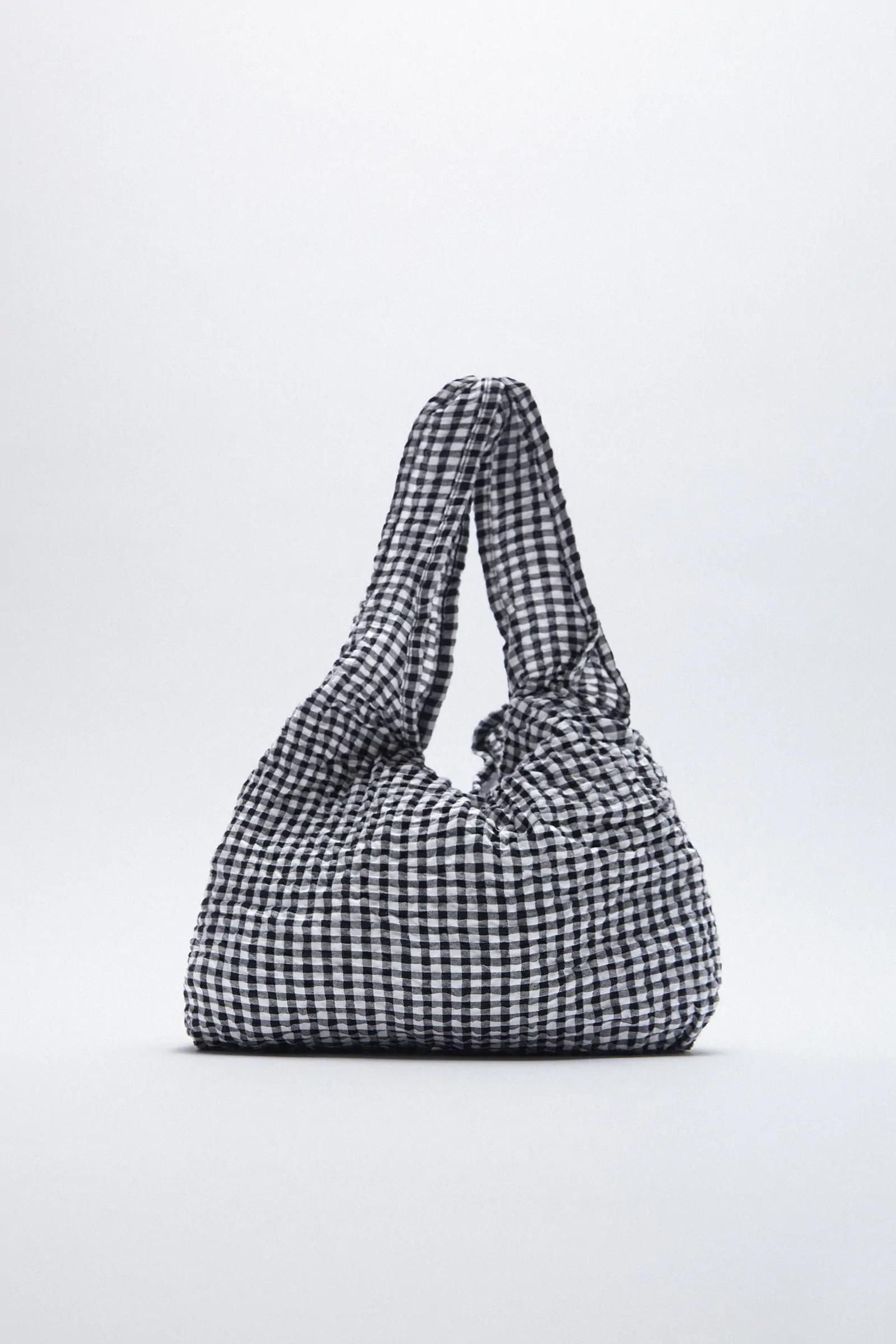 Bolso 'shopper' fruncido en cuadros vichy de Zara.