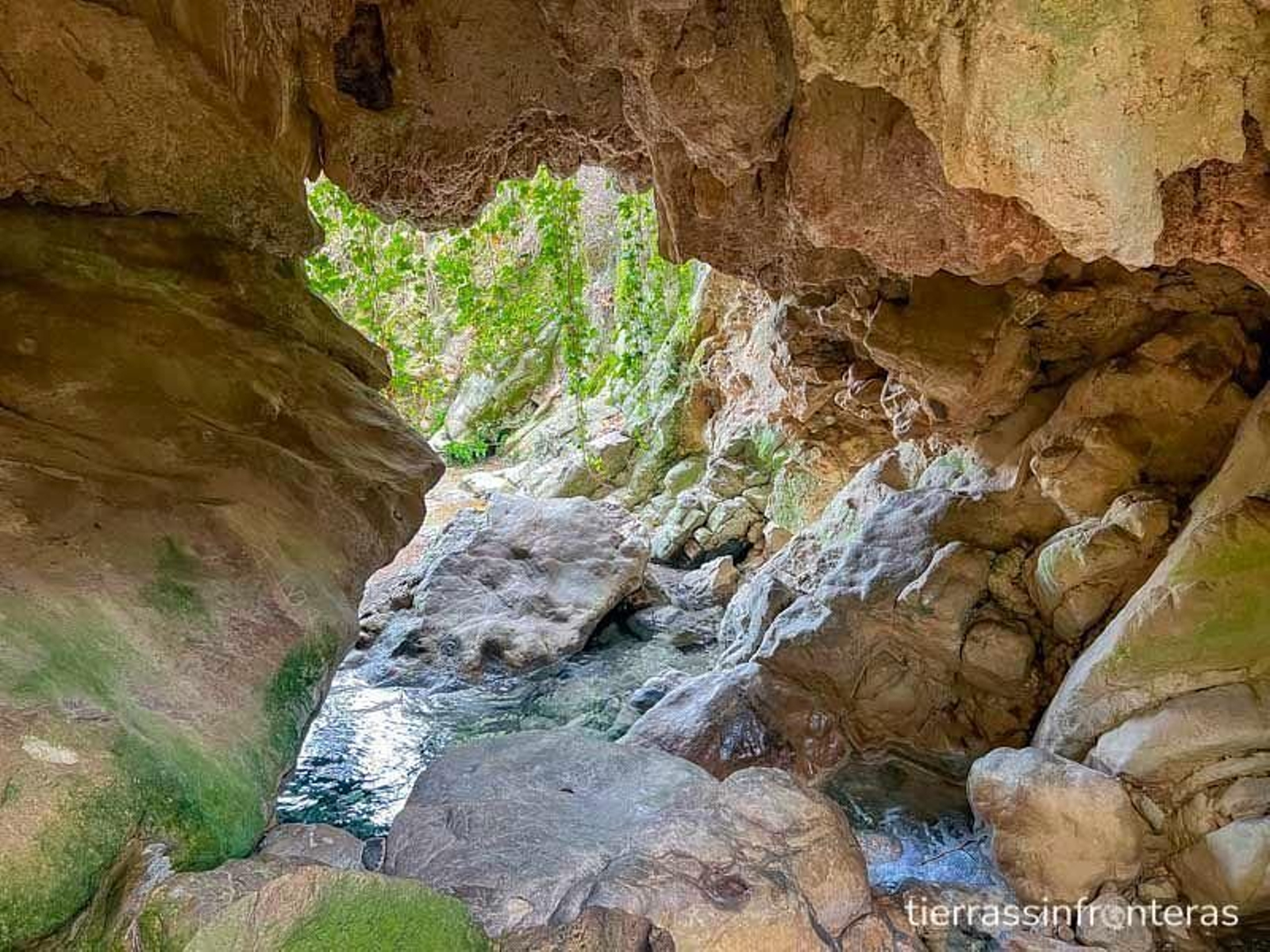 La cueva se ubica en el nacimiento del río Cuadros, donde tienen lugar las excavaciones arqueológicas.