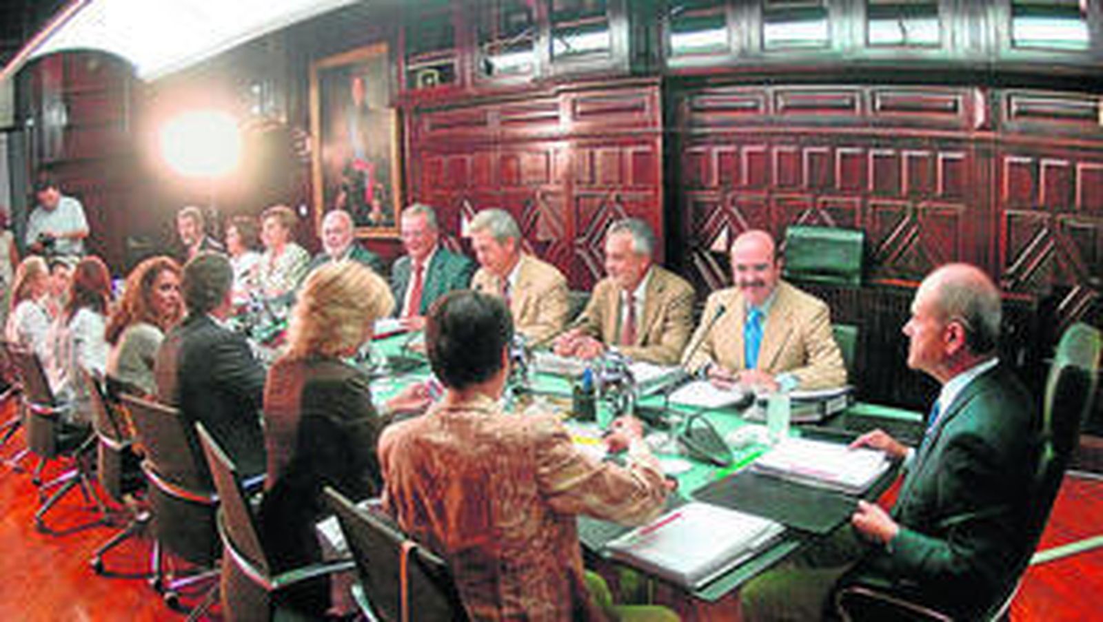 El entonces presidente de la Junta, Manuel Chaves, presidiendo un Consejo de Gobierno en agosto de 2005.