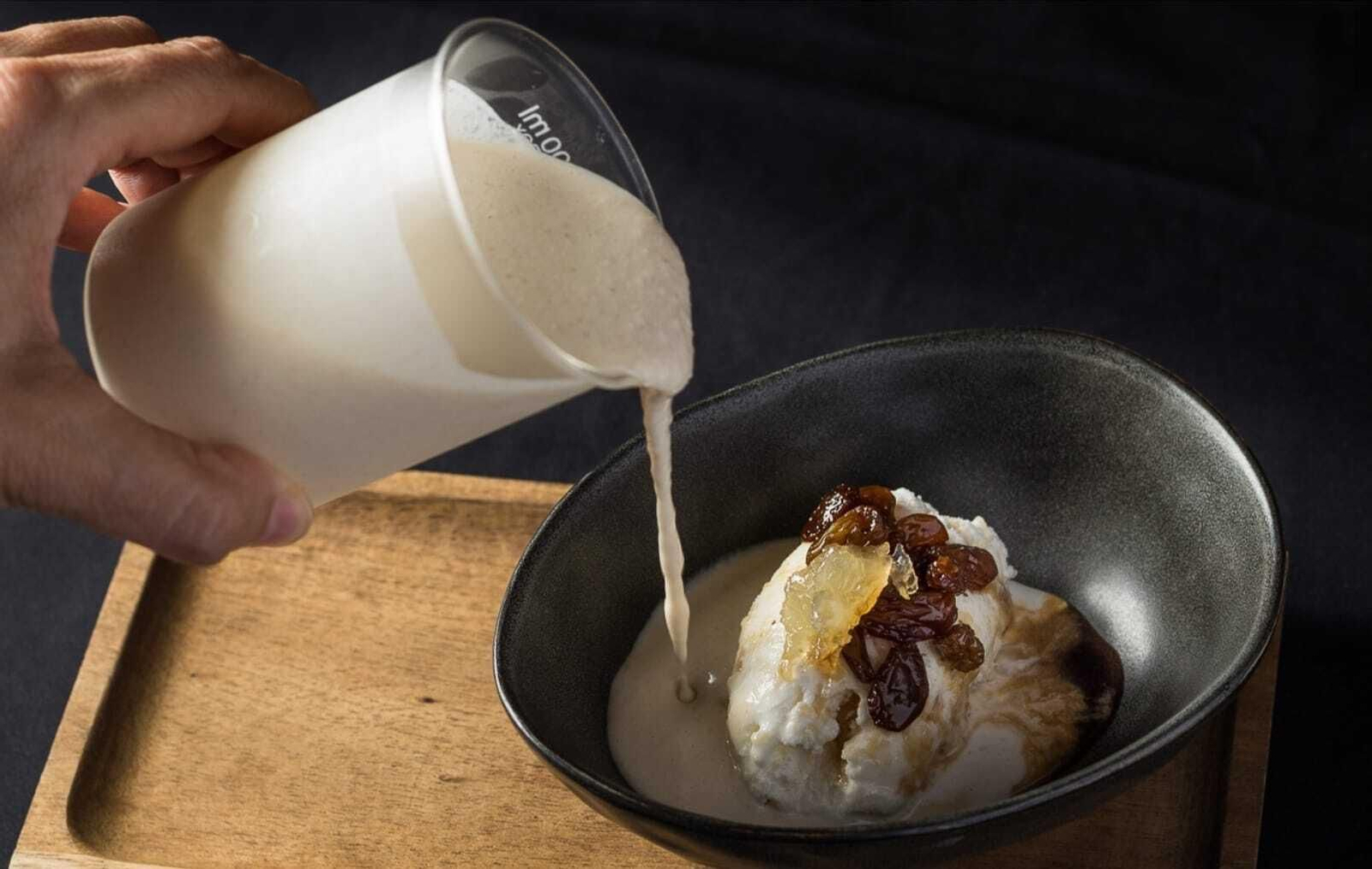 Receta de ajoblanco con helado de queso de cabra Florida, cabello de ángel y pasas rehidratadas al Pedro Ximénez