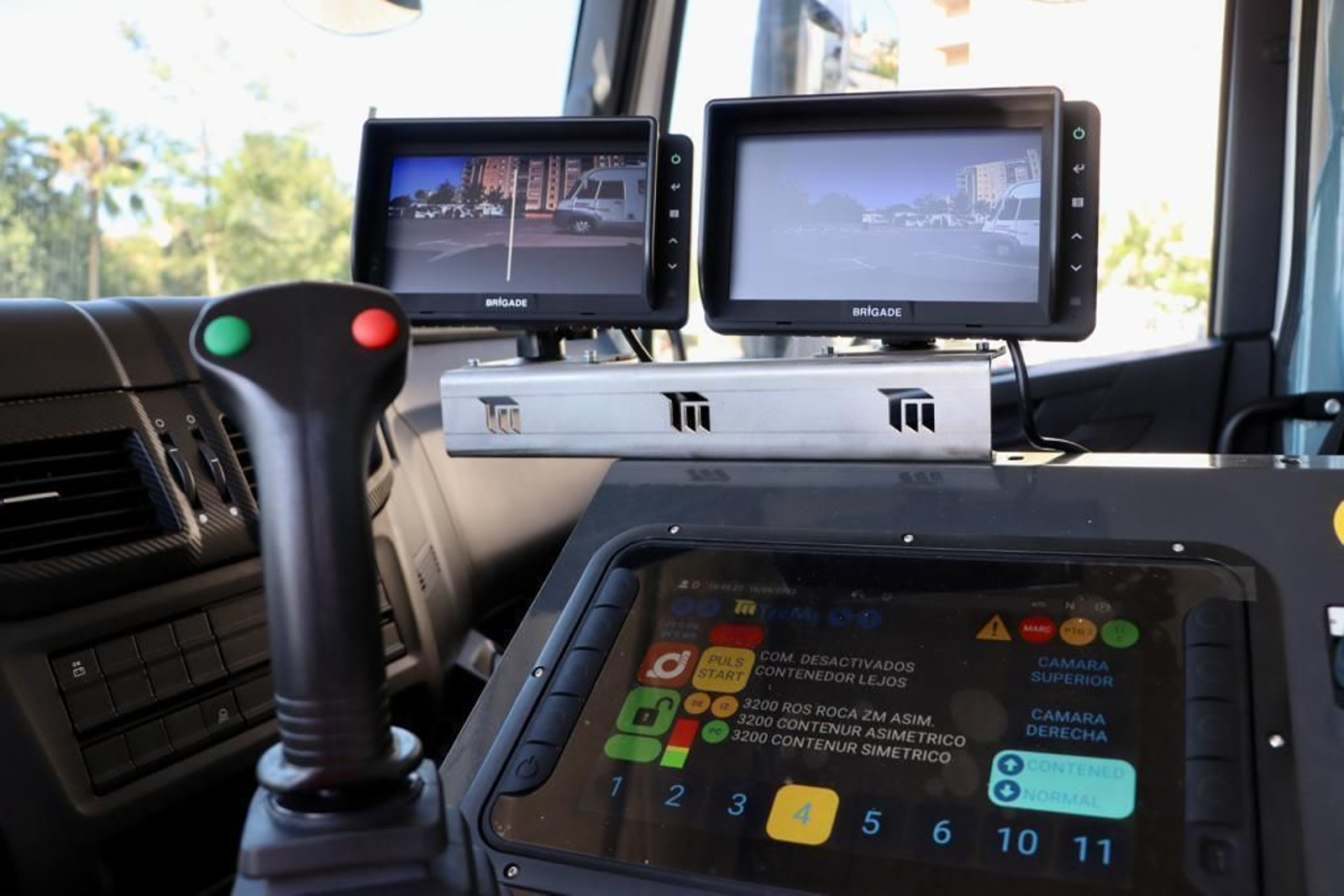 El interior del nuevo camión lavacontenedores de Rincón de la Victoria