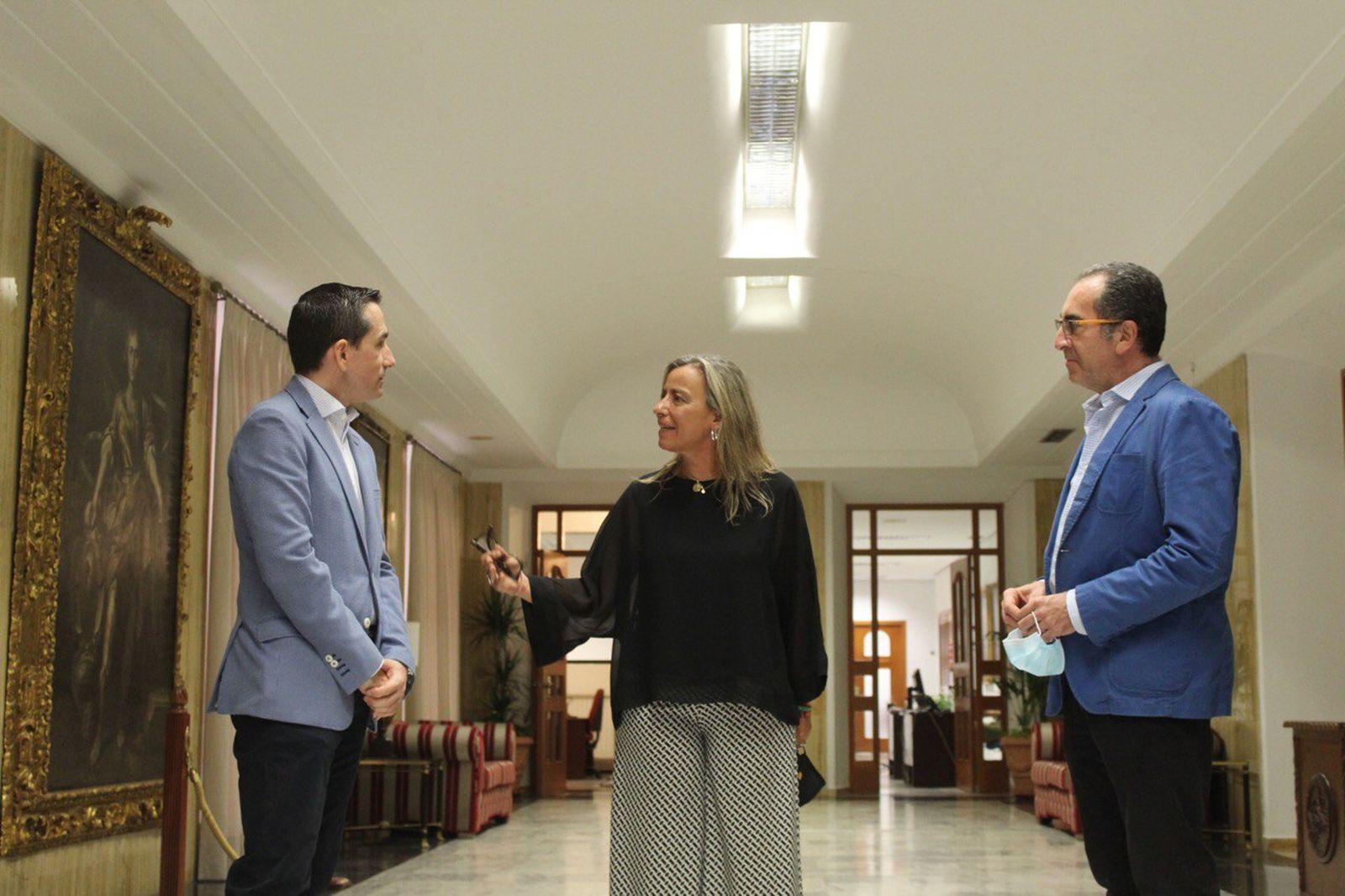 Enrique Garcés (i), junto a Isabel Albás y Antonio Álvarez.