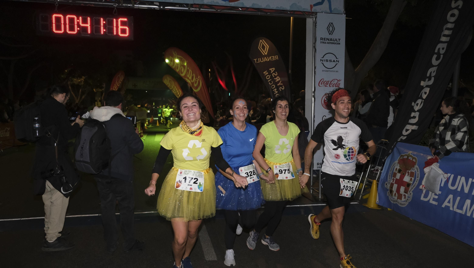 Imágenes de la XIV edición de la San Silvestre de Almería