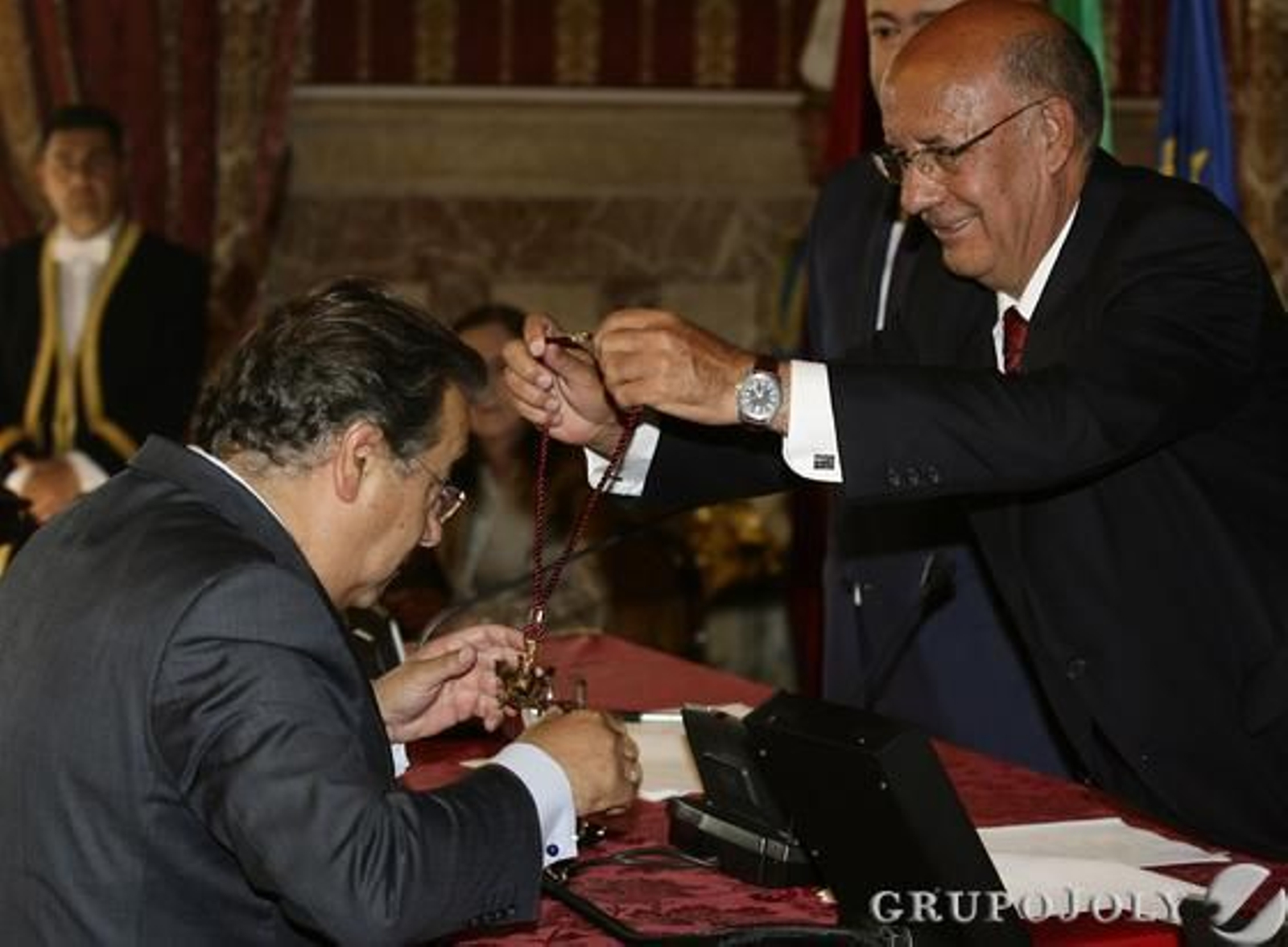 Zoido recibe la medalla capitular.

Foto: Antonio Pizarro - Manuel Gómez