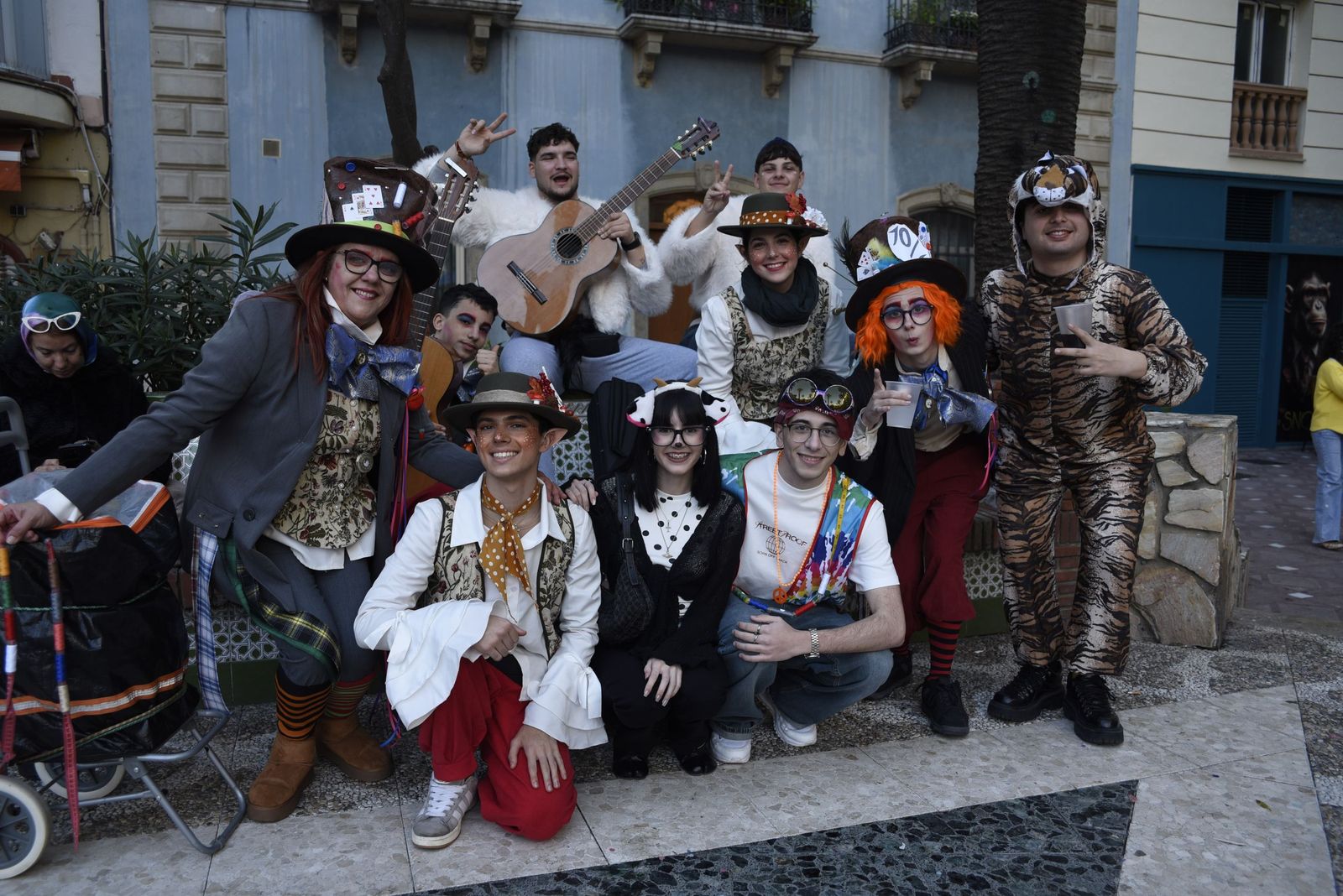 Búscate en las fotos de la fiesta en la calle del sábado en el Carnaval de la Concha Fina de La Línea