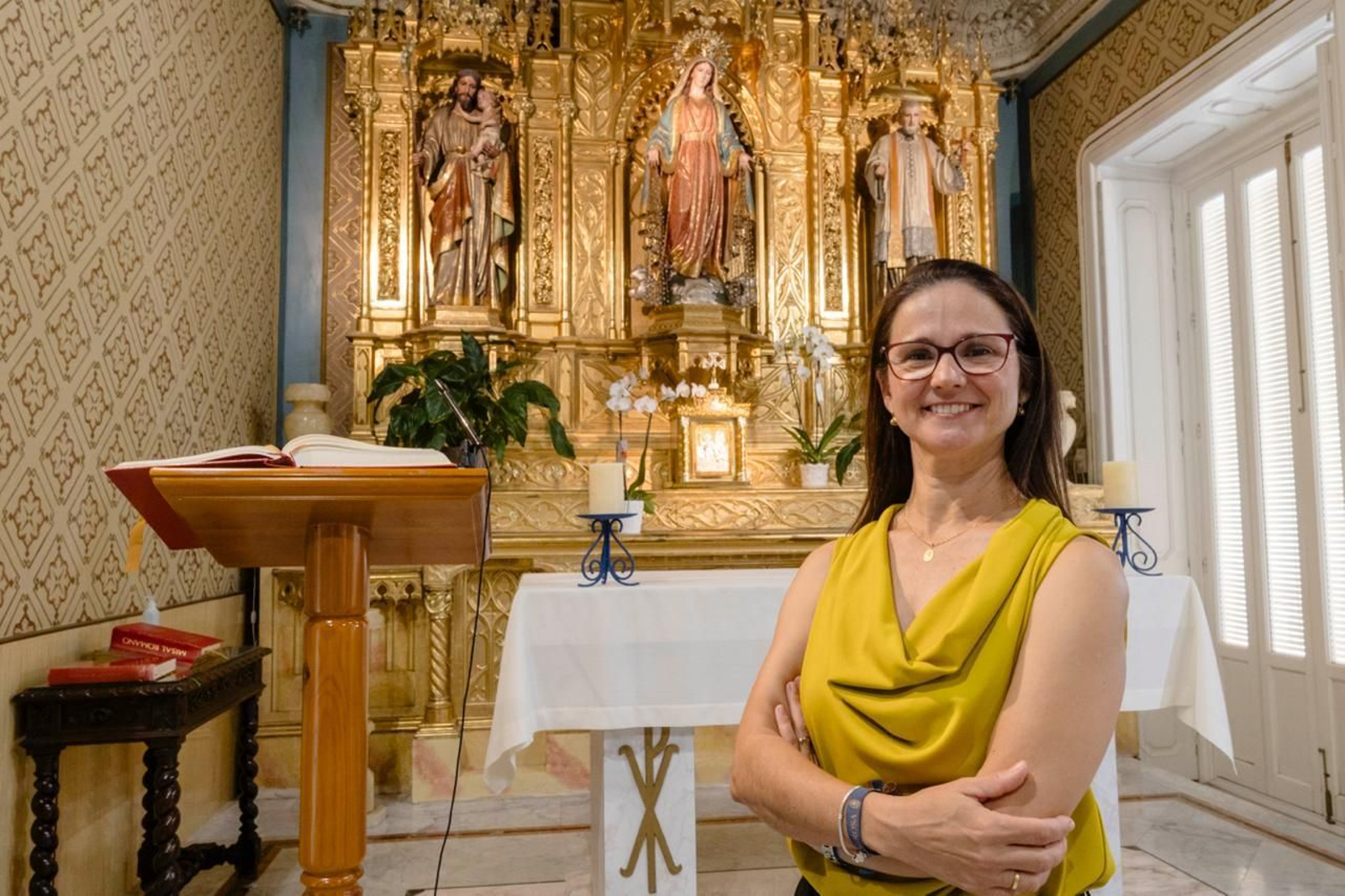 La profesora Susana López, junto a la imagen de La Milagrosa que procesionará por las calles de Cádiz a finales del mes que viene.