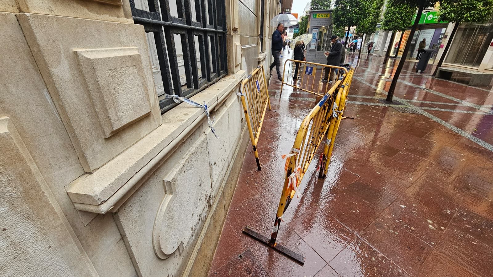 Vallas alrededor de la sede del Ayuntamiento, en el número 7 de la calle Ancha.