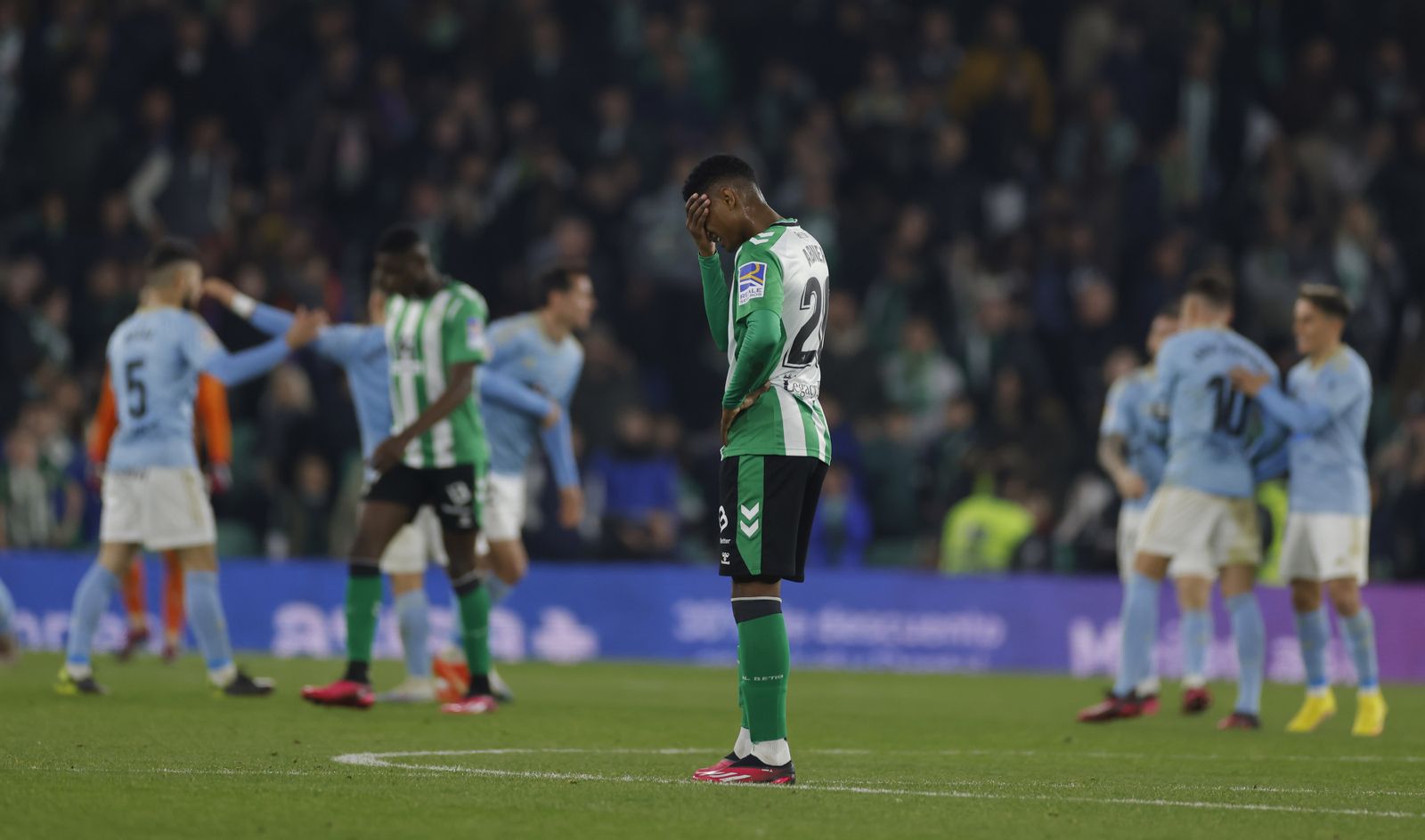 Abner se lamenta mientras los jugadores del Celta celebran la victoria en el Benito Villamarín.