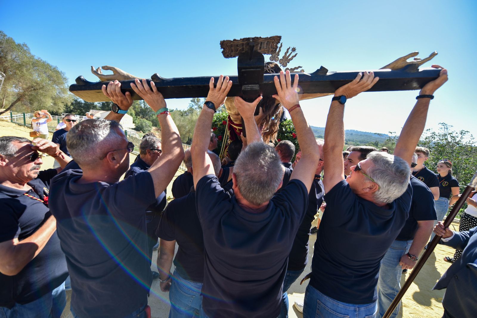 La procesión del Cristo de la Almoraima, en imágenes