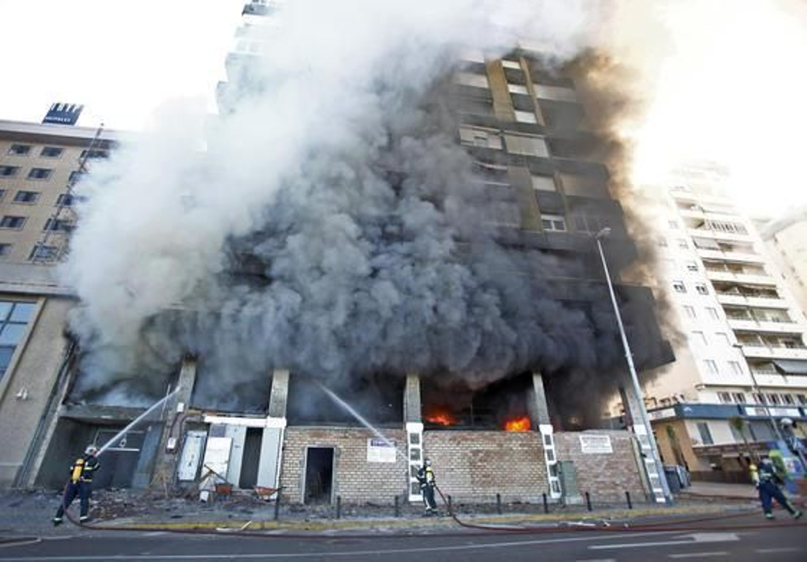 Espectacular incendio en un edificio de la calle Brasil. /Jesús Marín